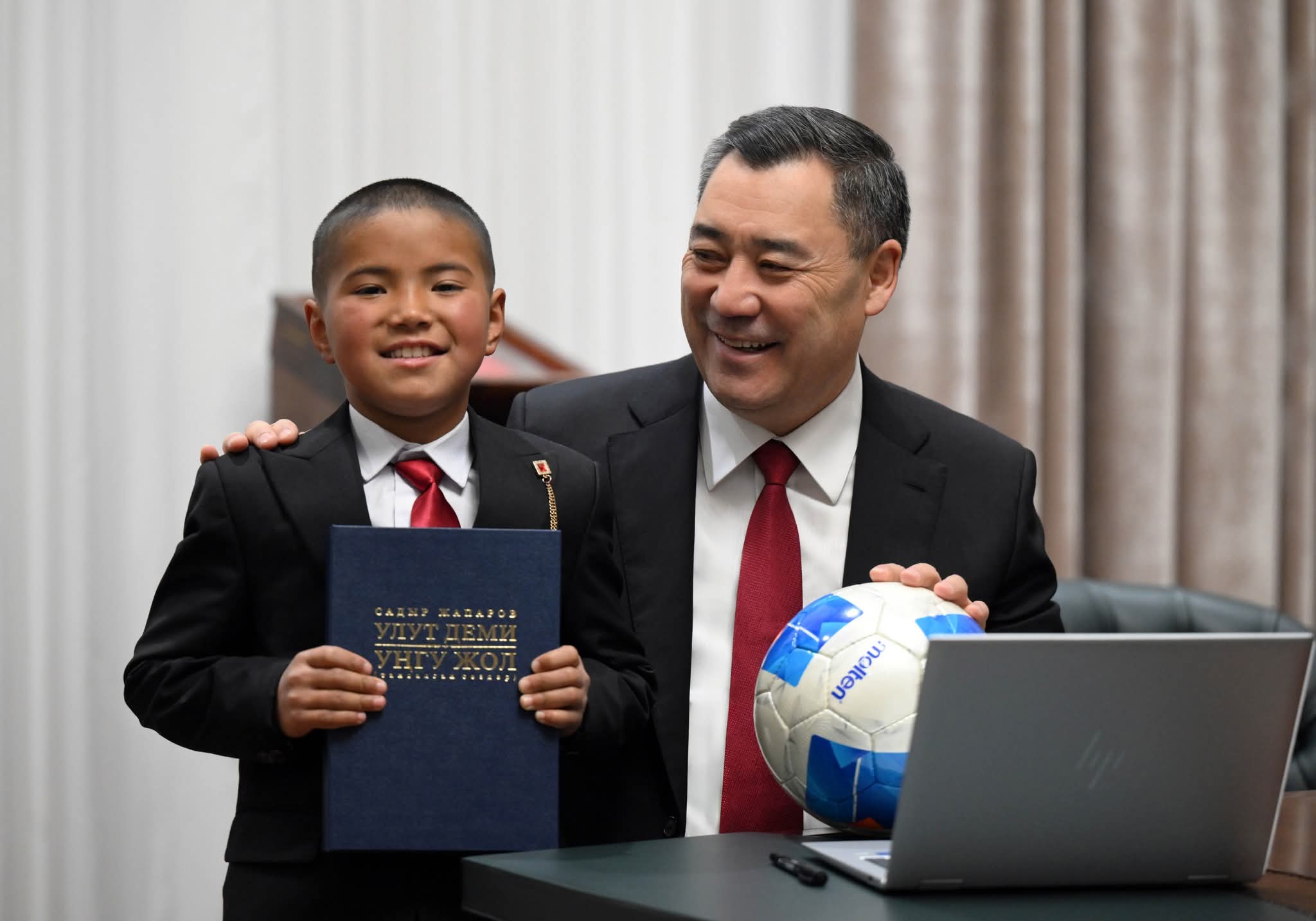 Садыр Жапаров Ош облусунан келген окуучу Нурзаман Алмазбековду кабыл алды 