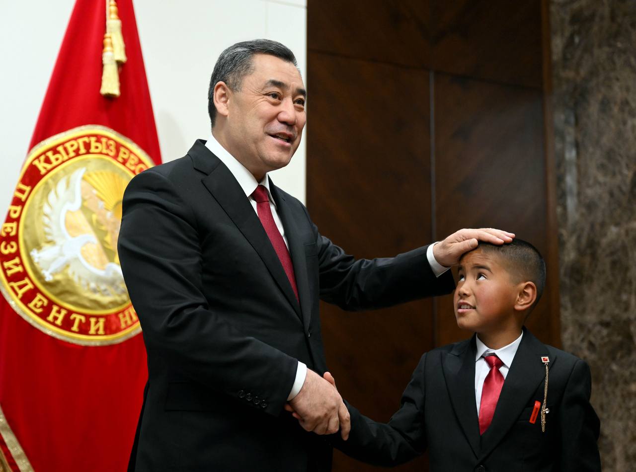 Садыр Жапаров Ош облусунан келген окуучу Нурзаман Алмазбековду кабыл алды 