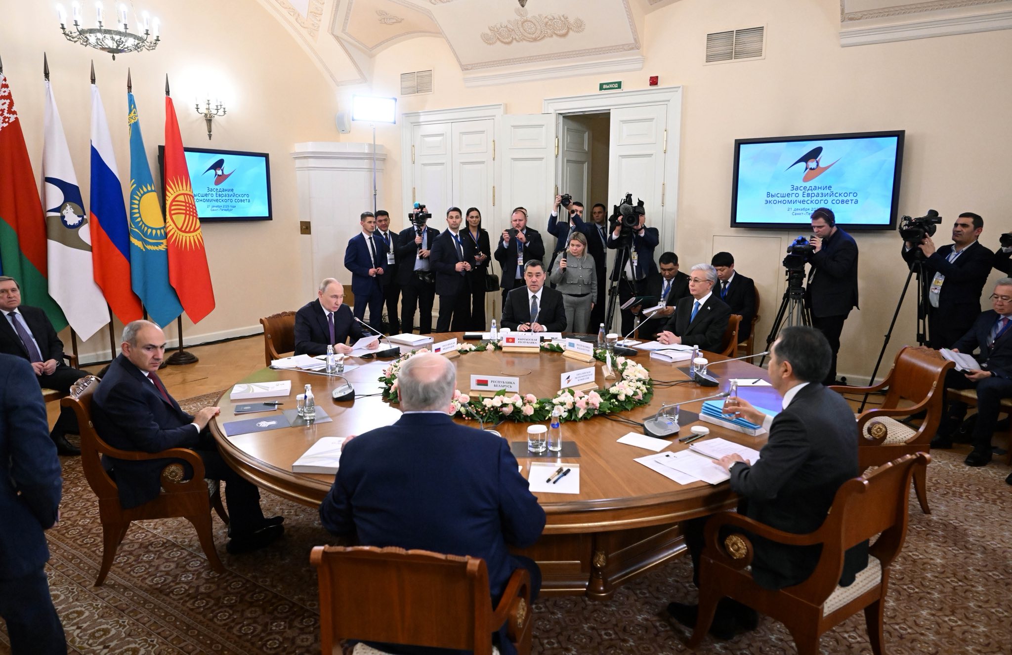 Президент Садыр Жапаров Санкт-Петербург шаарында өтүп жаткан Жогорку Евразия экономикалык кеңешинин жыйынына катышууда 