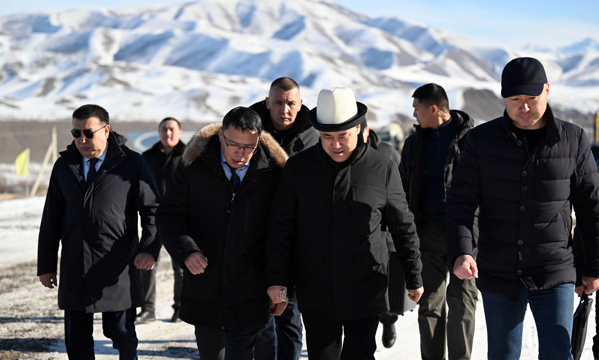 Садыр Жапаров Кеминде курулуп жаткан цемент заводун көрүп чыкты 