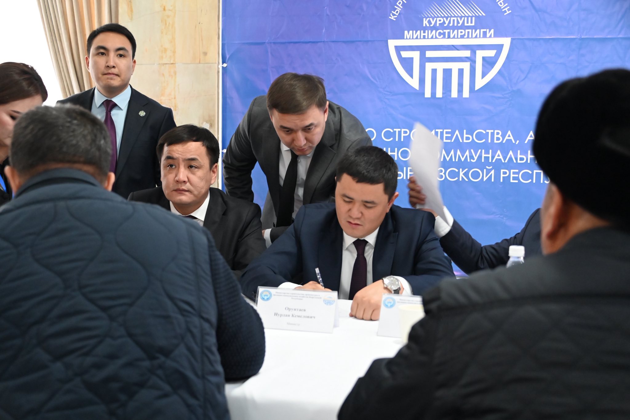 Курулуш министрлиги курултайдын делегаттарын кабыл алууда