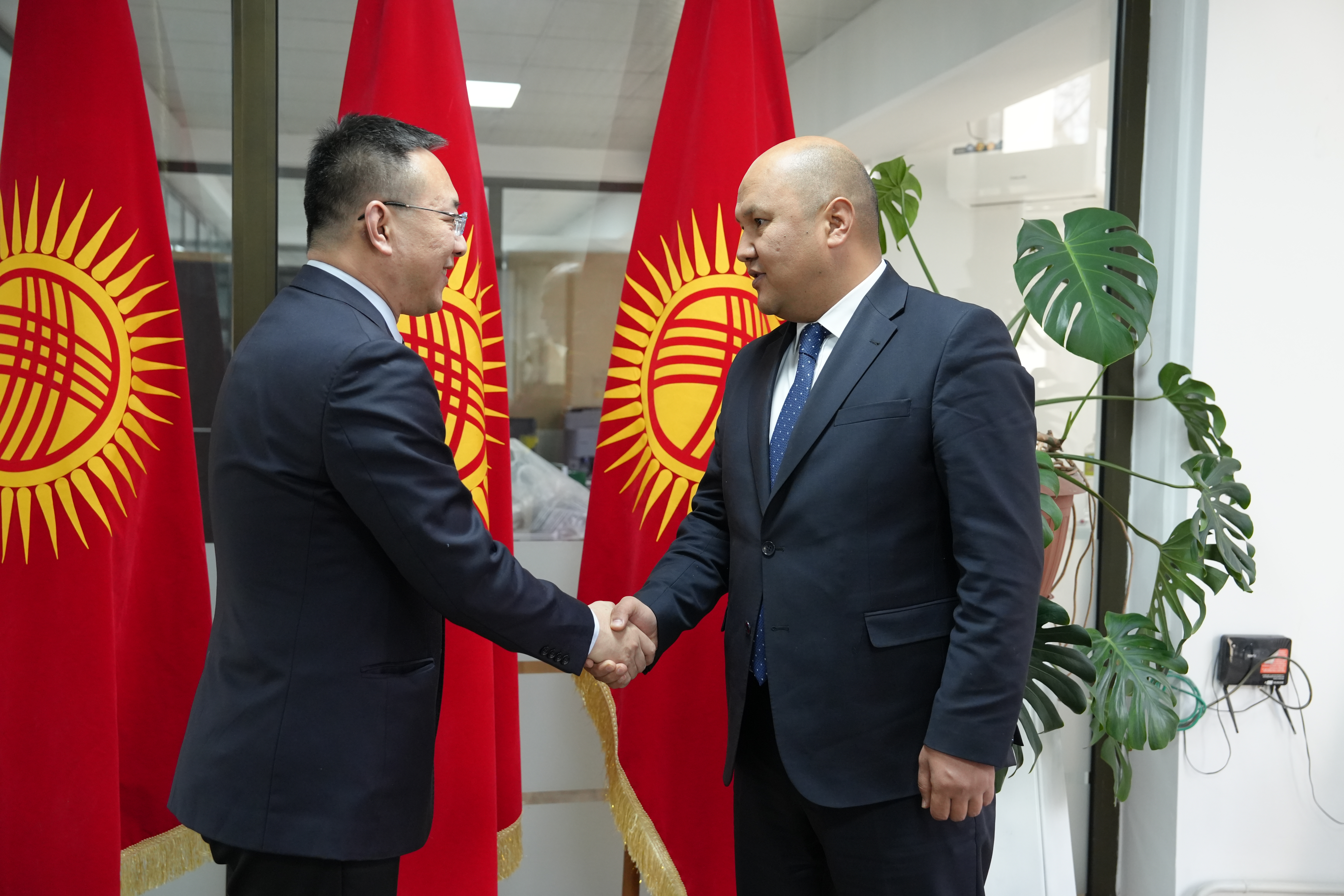 УТРКнын башкы директору Кытайдын Медиакорпорациясынын Евразия бюросунун директору менен жолугушту