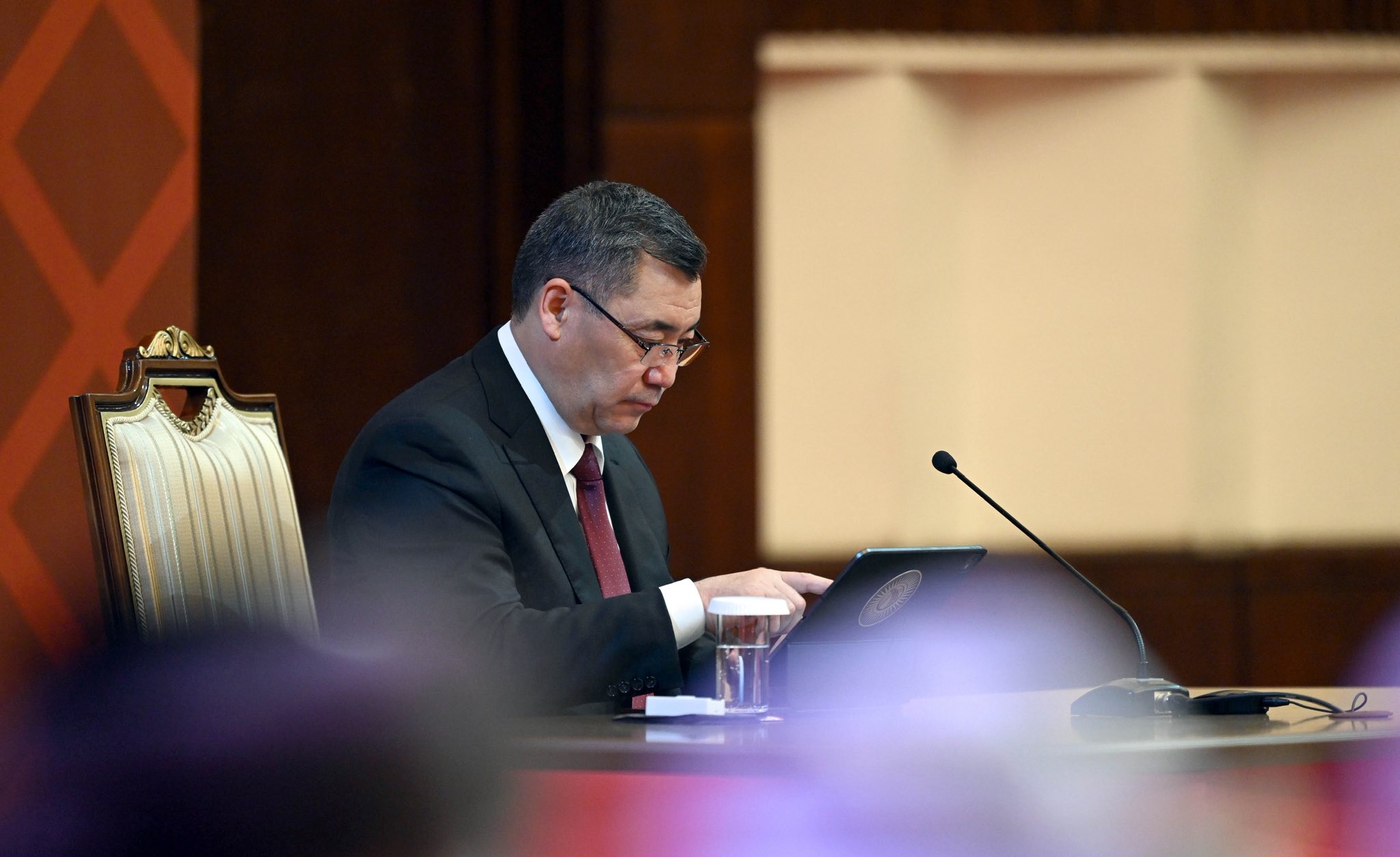 Элдик Курултайдын биринчи күнү аяктады 