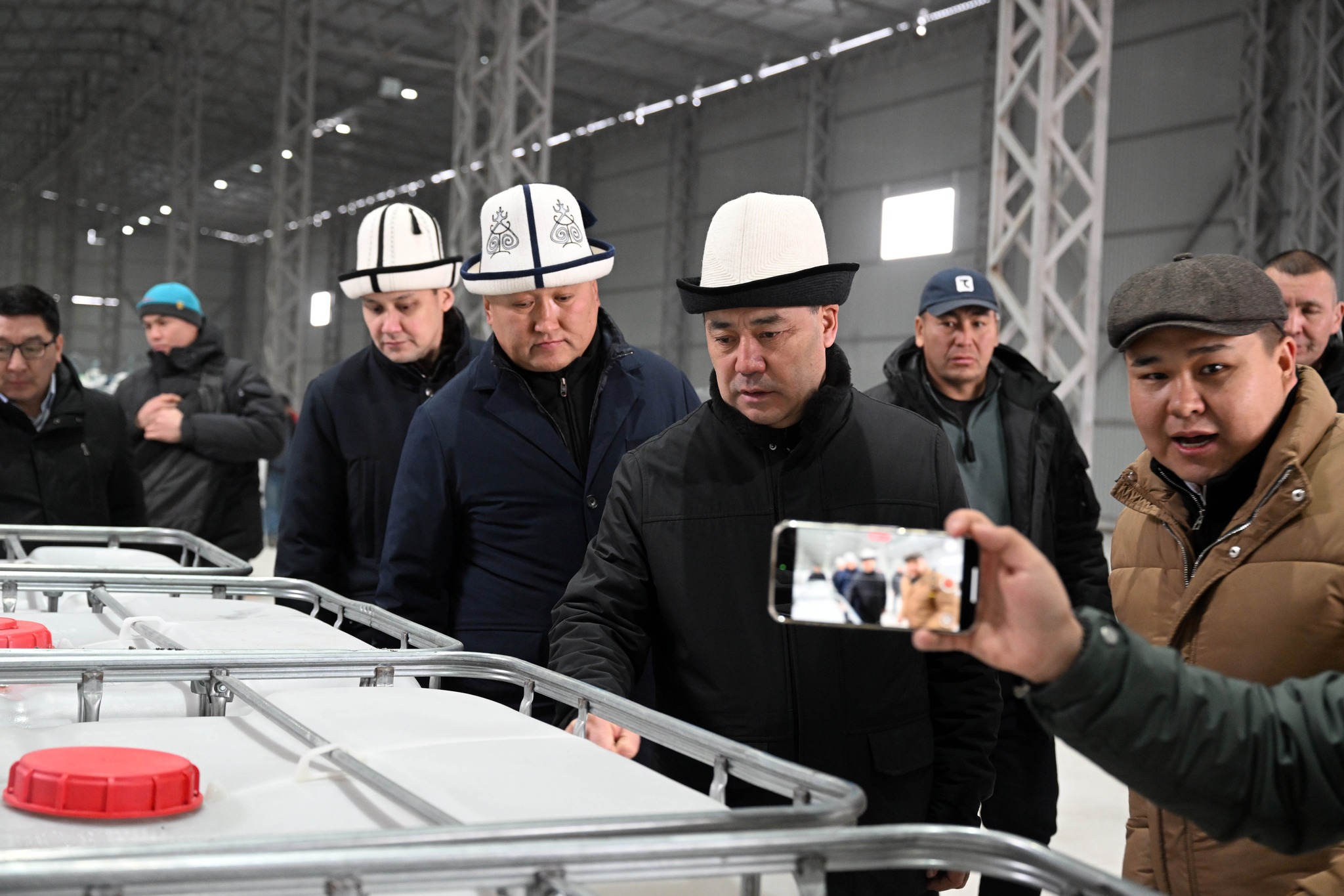 Президент Садыр Жапаров Чүй облусундагы балыктар үчүн тоют өндүрүүчү заводдун иш шарттары менен таанышты 