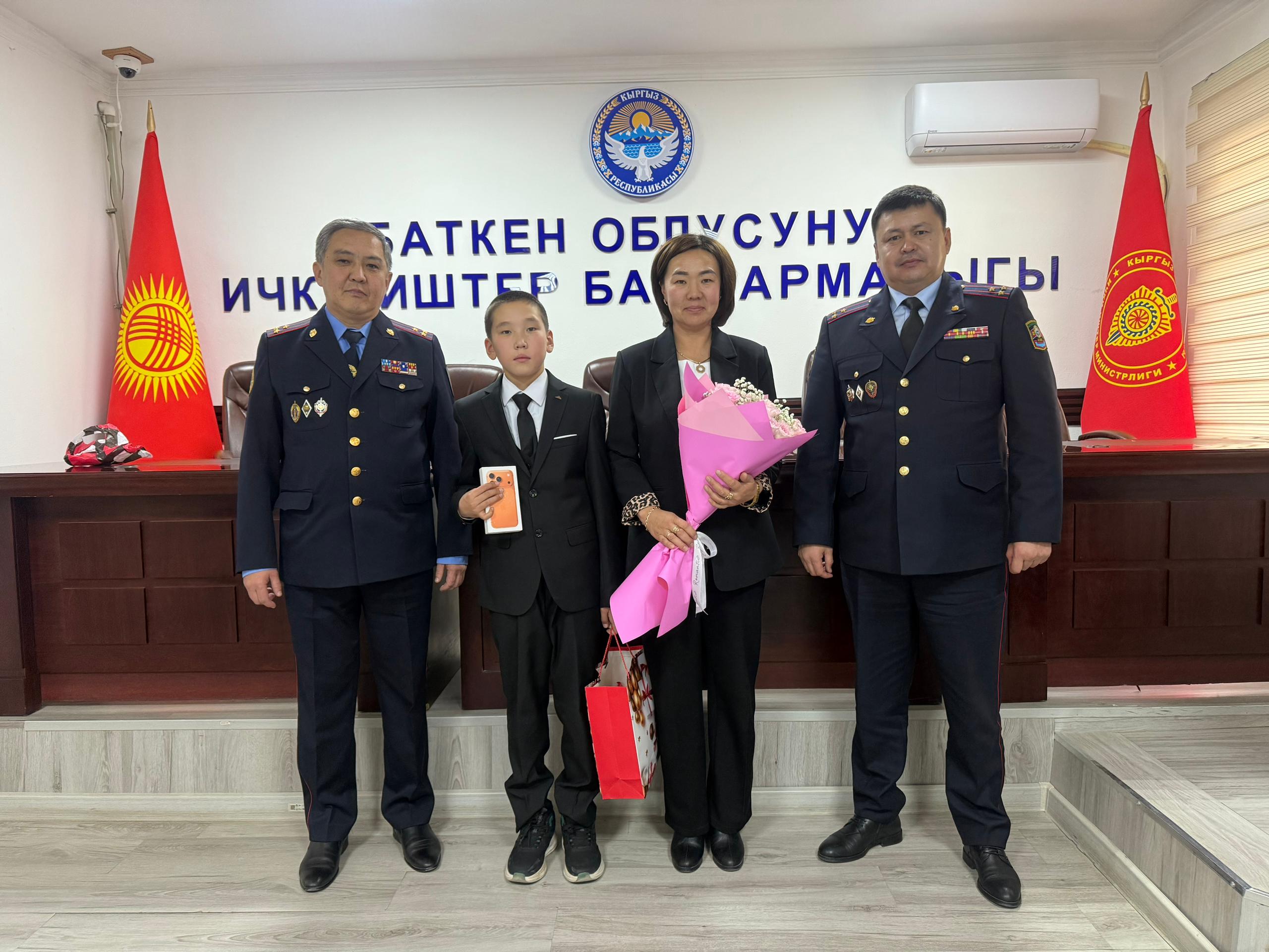 Баткенде генерал болууну кыялданган окуучуга “Айфон 17 про” белекке берилди