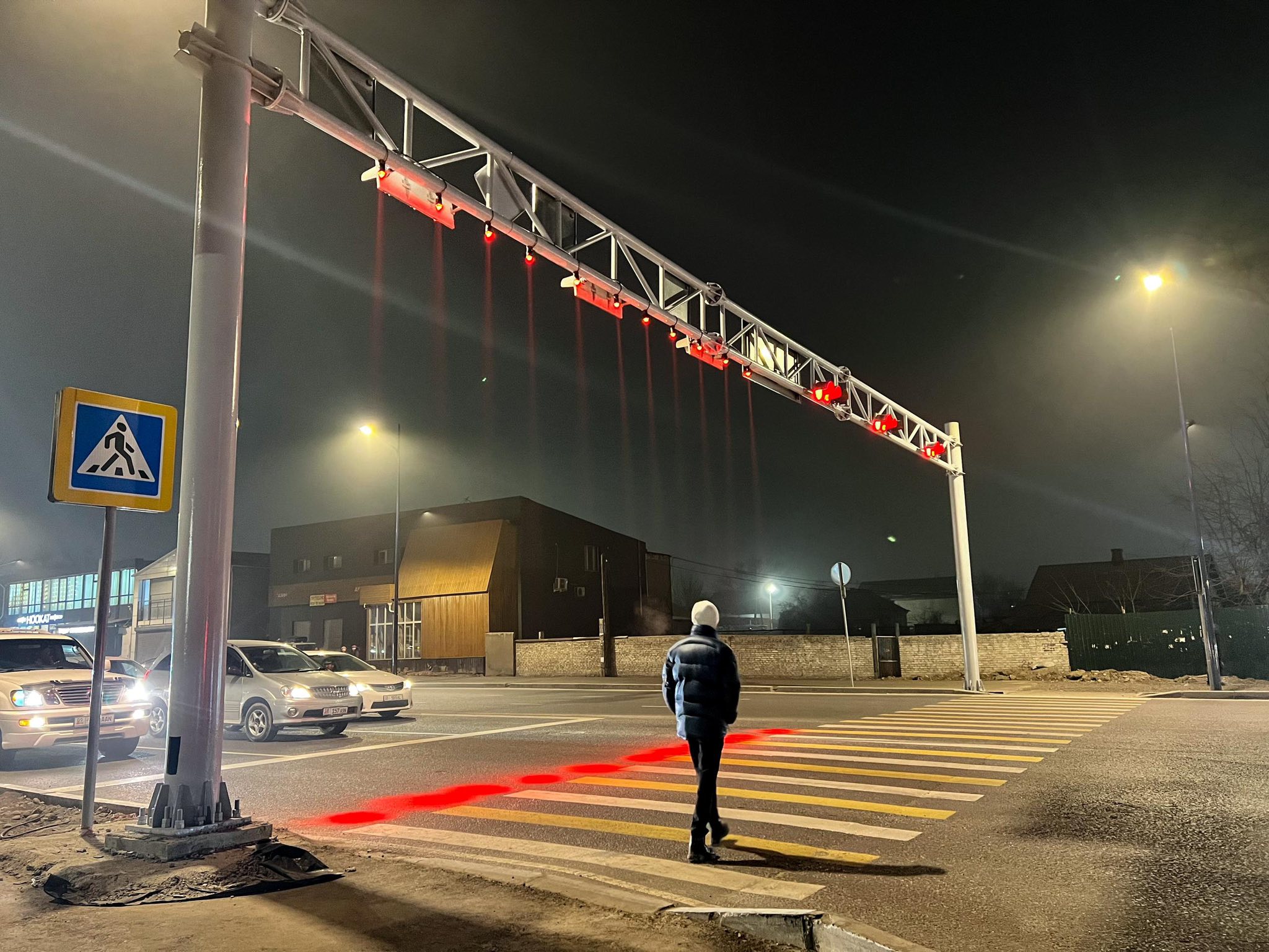 Бишкекте лазер жарыгы  күйгөн жаңы жол чырак орнотулду