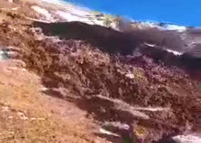 ӨКМ кызматкерлери Кара-Кулжа районунда жер көчкү түшкөн жерди тактоодо