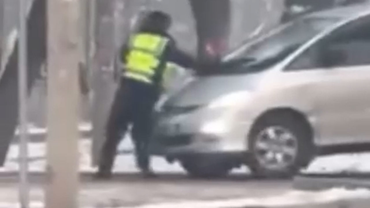 Кайгуулчуну капотуна сүйрөп кеткен айдоочу кармалды