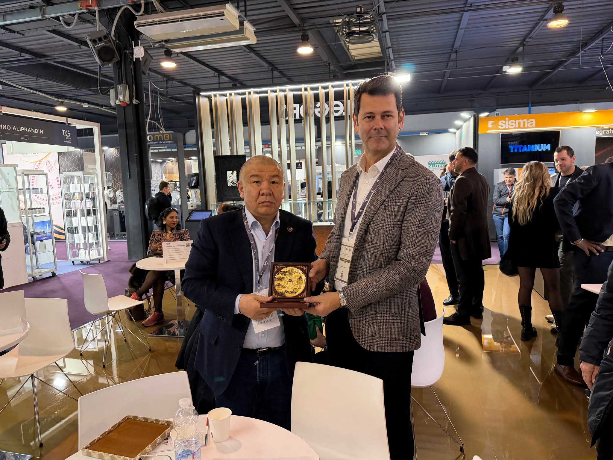 Салык кызматынын төрагасы Италиядагы зергерчилик көргөзмөсүндө