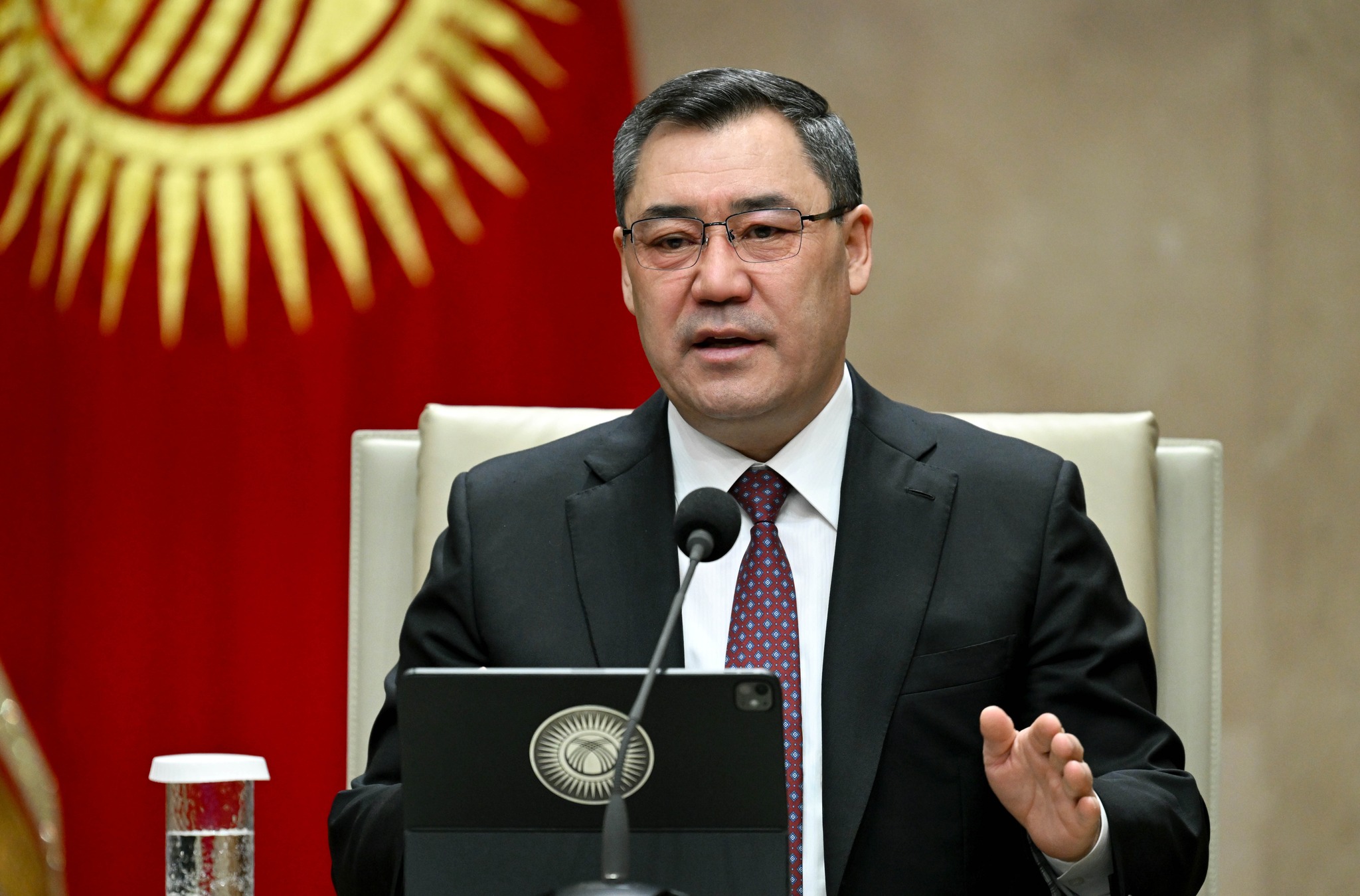 Президент Садыр Жапаров жеңил өнөр жай тармагынын өкүлдөрү менен жолугушту