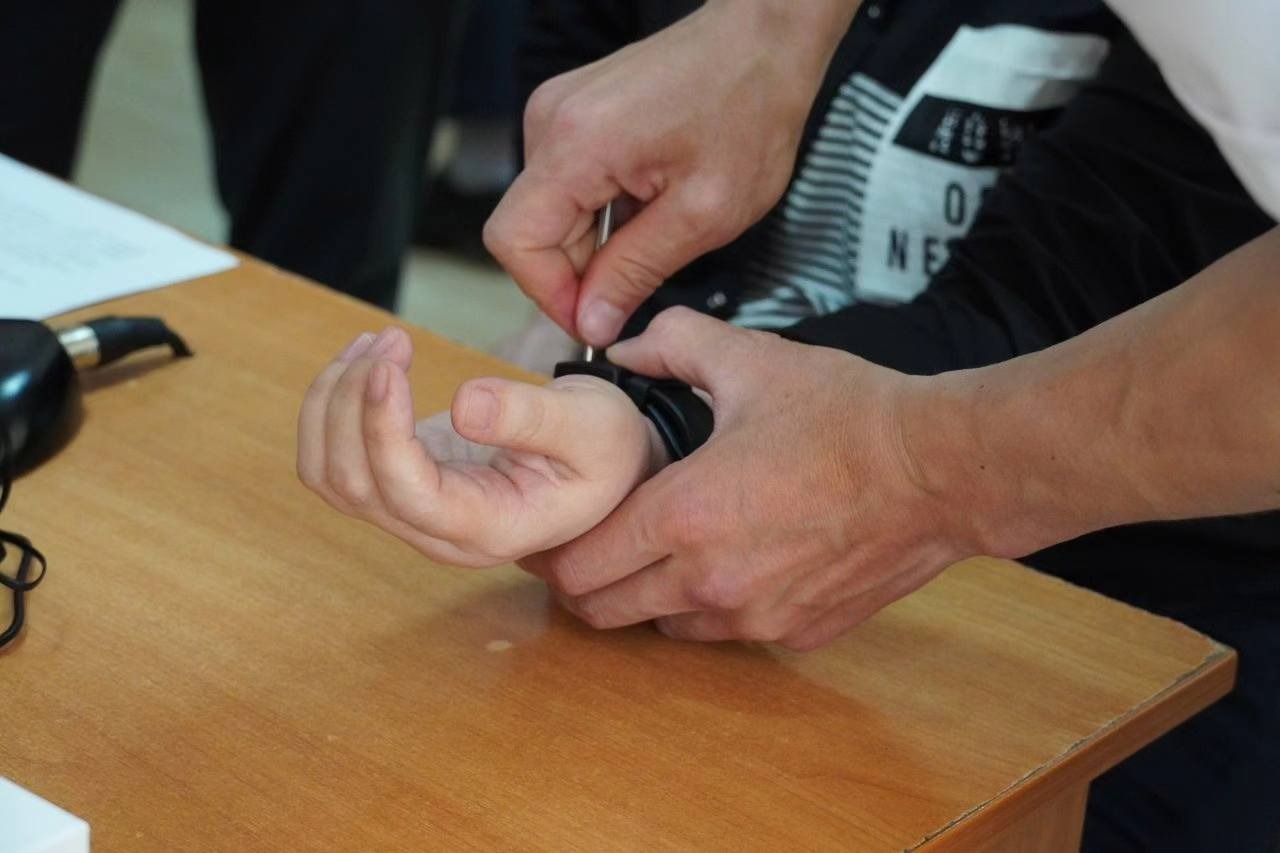 Үй-бүлөлүк зомбулук көрсөткөндөргө электрондук билерик аркылуу көзөмөл башталды