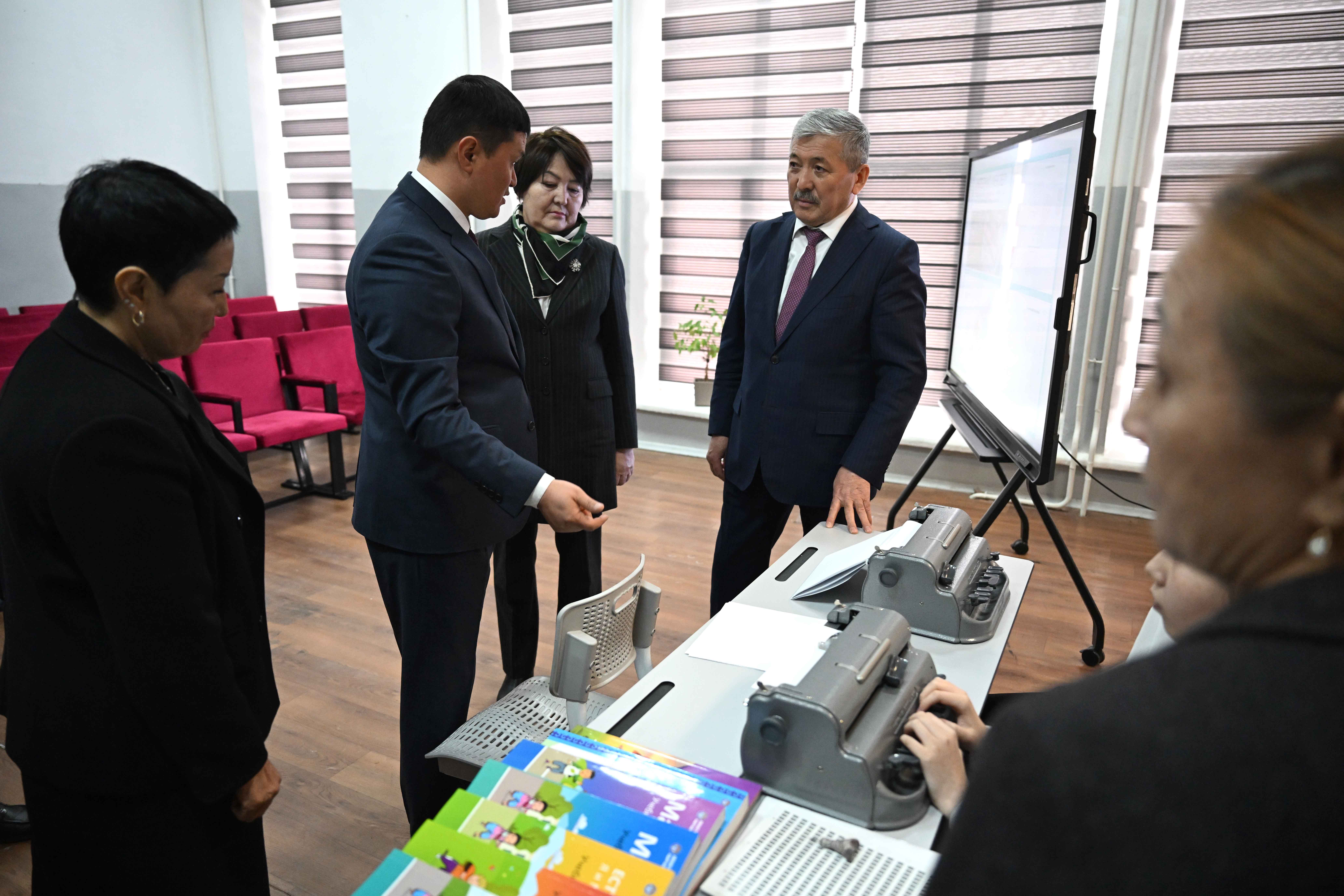 А. Касымалиев Бишкектеги мектеп-интернатына Брайл шрифтинде жазган 10 машинка тапшырды