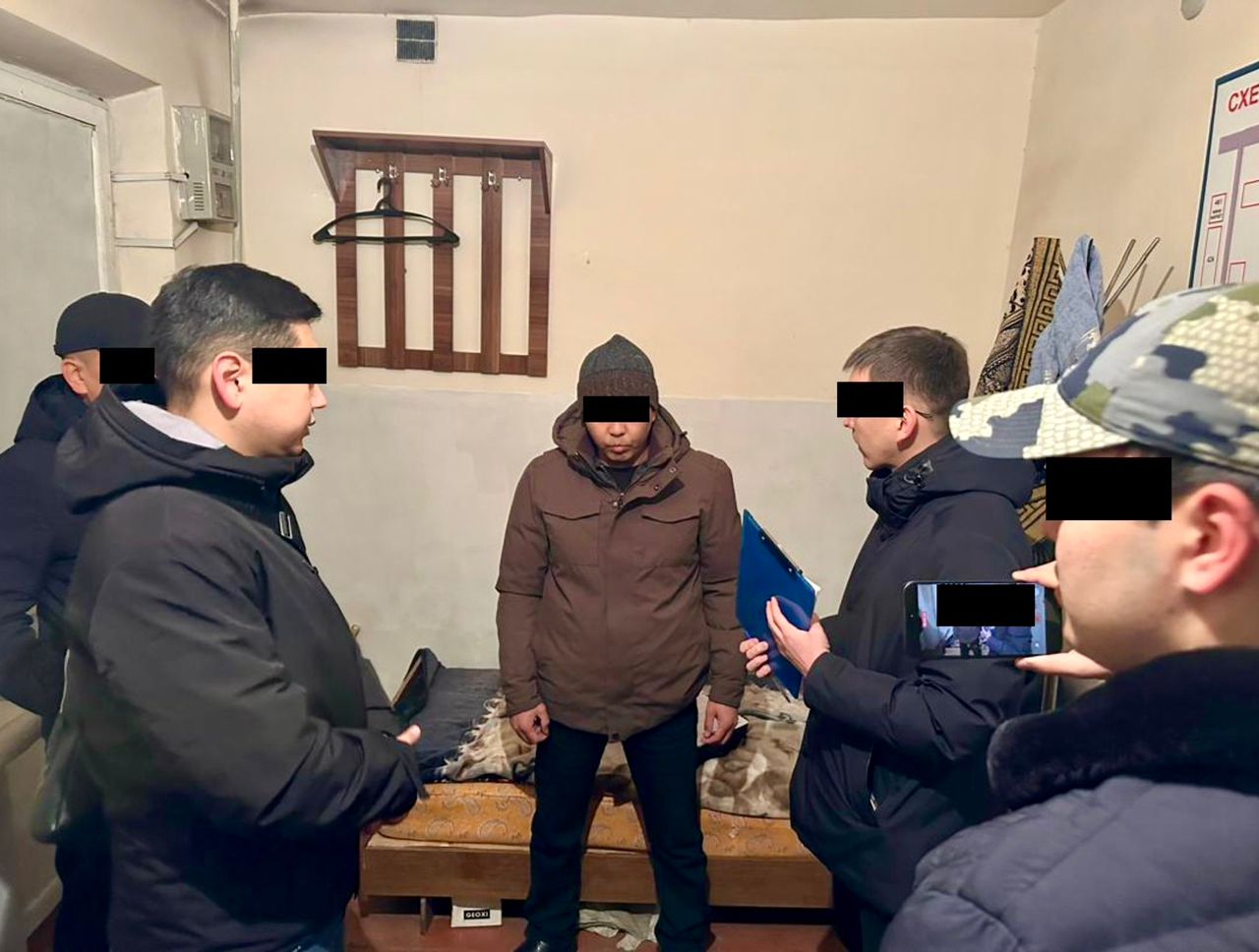 Пара бербесең — депортация: “Калкалайм” деп чөнтөк каккан инспектор