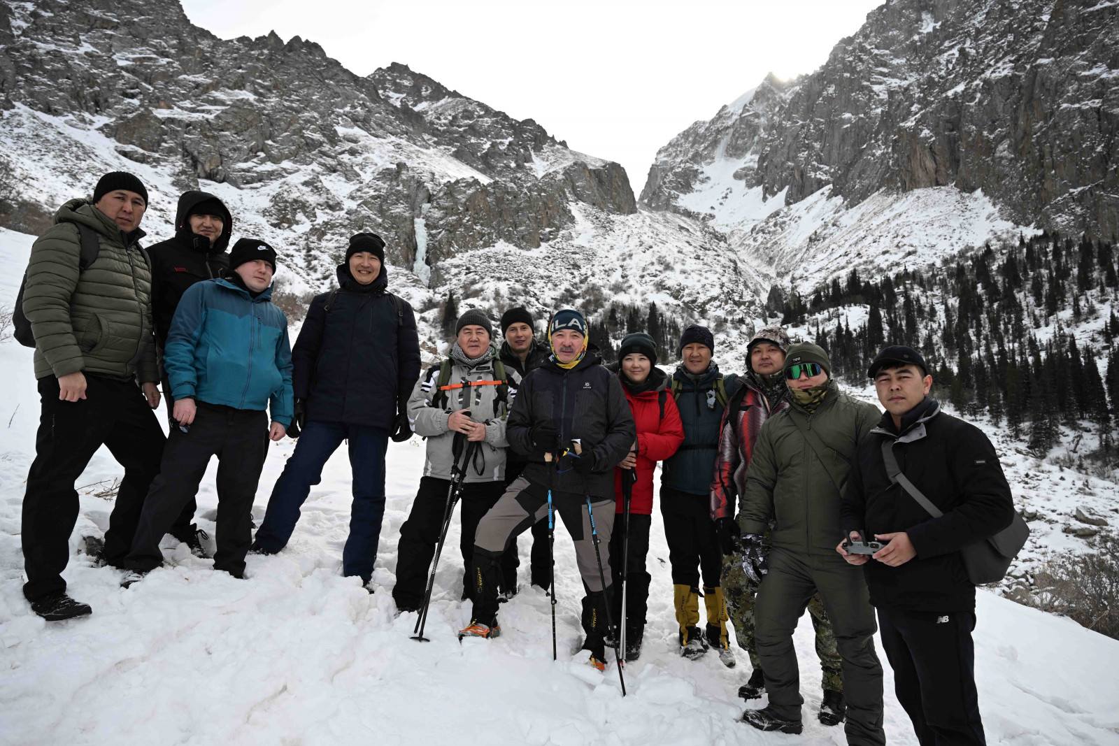 Адылбек Касымалиев МинКаб мүчөлөрү жана Президенттин Администрациясынын кызматкерлери менен бирге “Ала-Арча” паркына тоого чыкты 