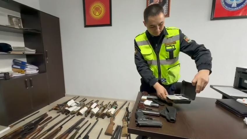 Талас облусунун аймагында текшерүүдөн кийин 51 ок атуучу курал алынды