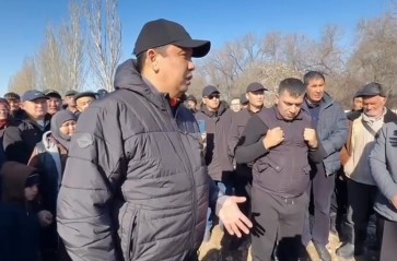 Калаа башчысы көрүстөндөрдү көчүрүү боюнча тургундар менен жоолугушту