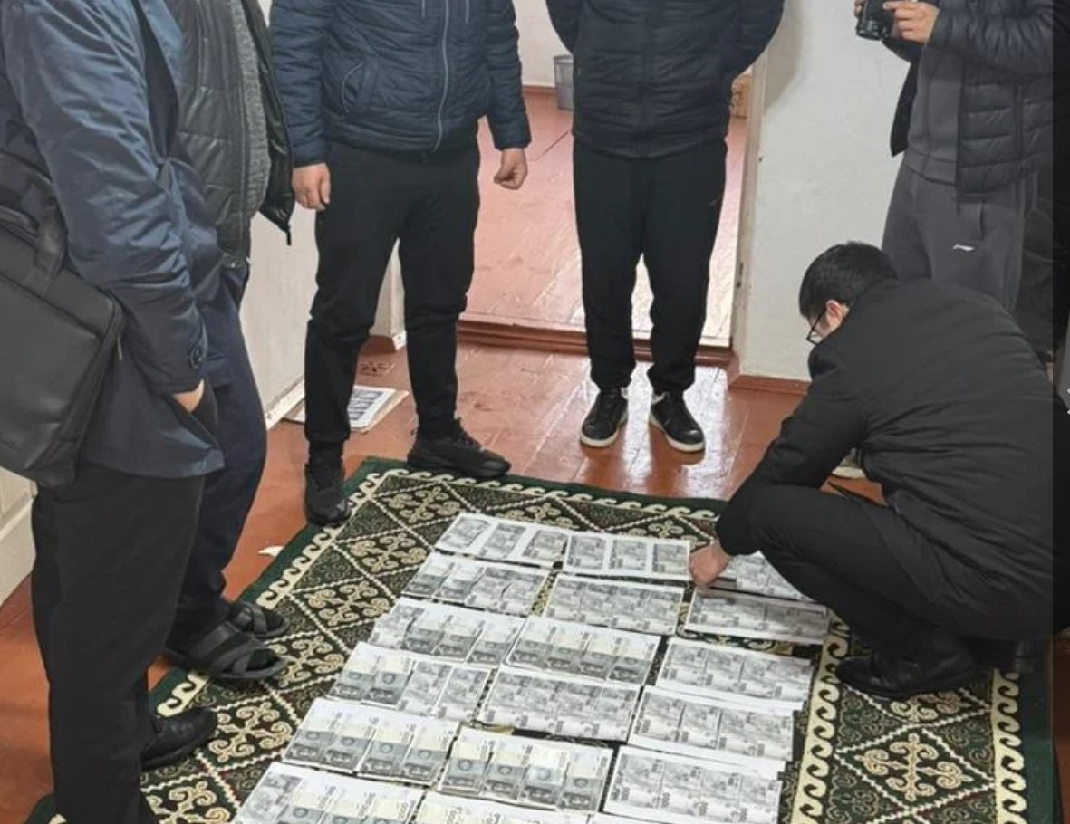 Таласта прокурордун орун басары пара менен кармалды