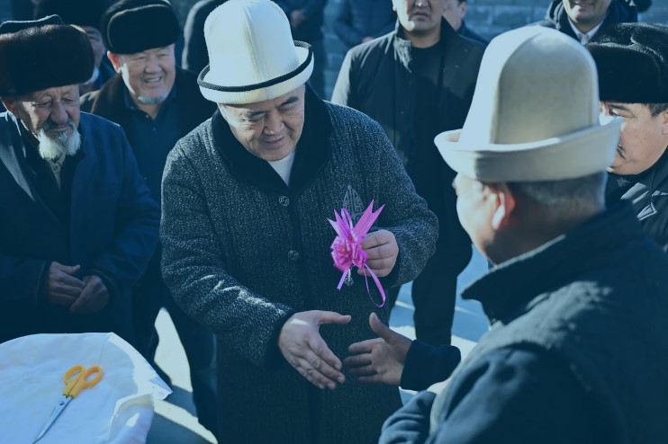 Камчыбек Ташиев айыл молдосуна үй куруп берди