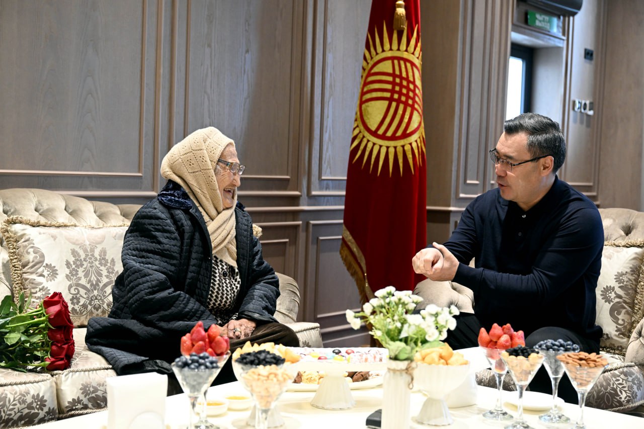 Садыр Жапаров биринчи мугалими менен жолугушту