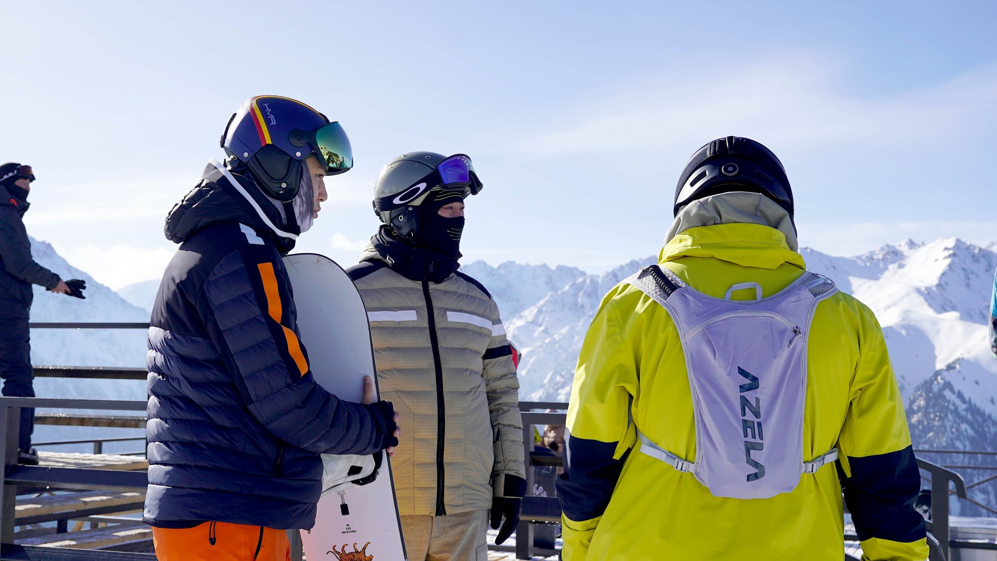  Садыр Жапаров Чанпэн Чжаону Кыргызстандын туристтик мүмкүнчүлүктөрү менен тааныштырды