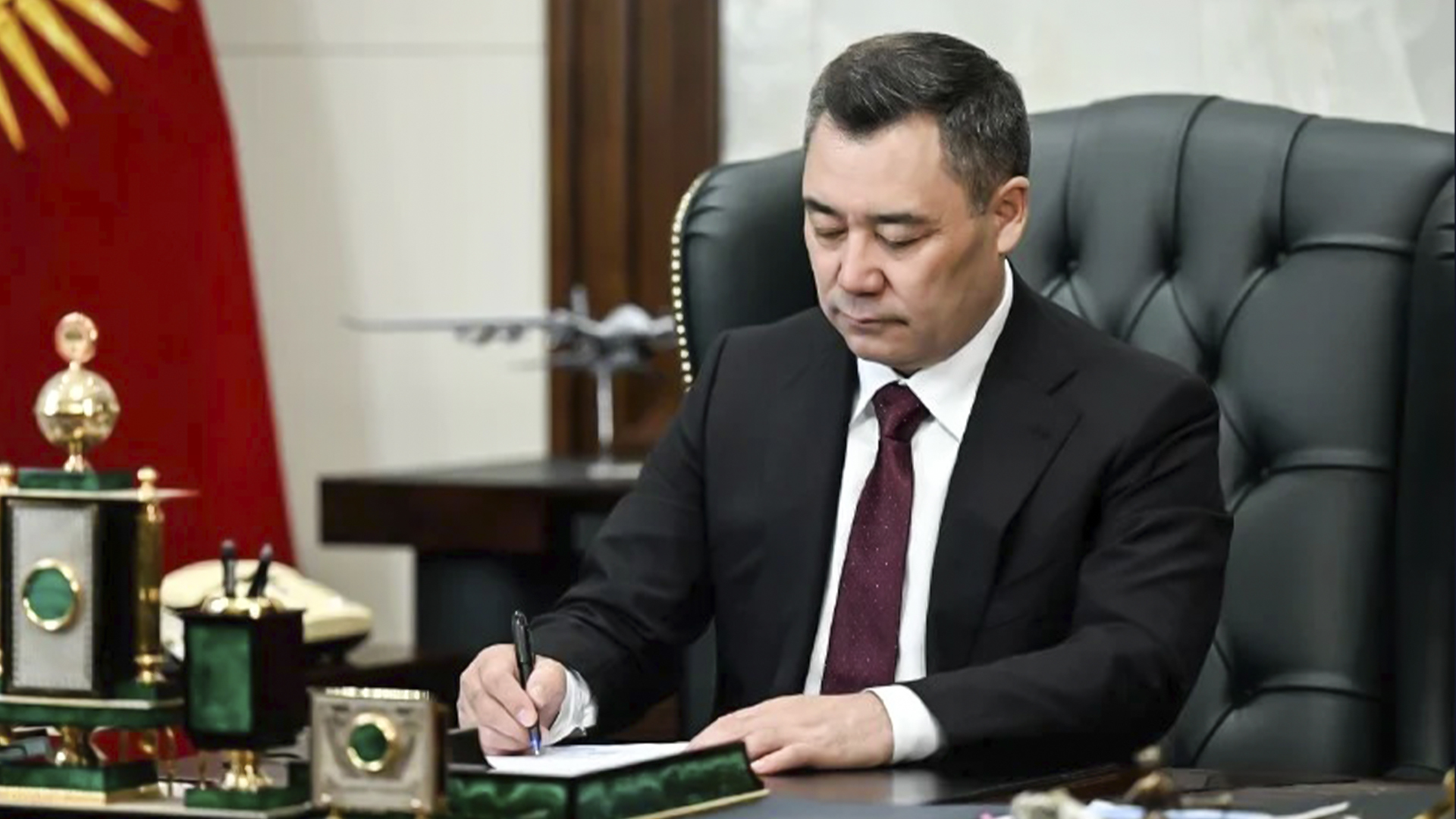 Президенттин“Кыргыз Республикасынын Министрлер Кабинетинин түзүмү жана курамы жөнүндө” Жарлыгына өзгөртүүлөр киргизилди