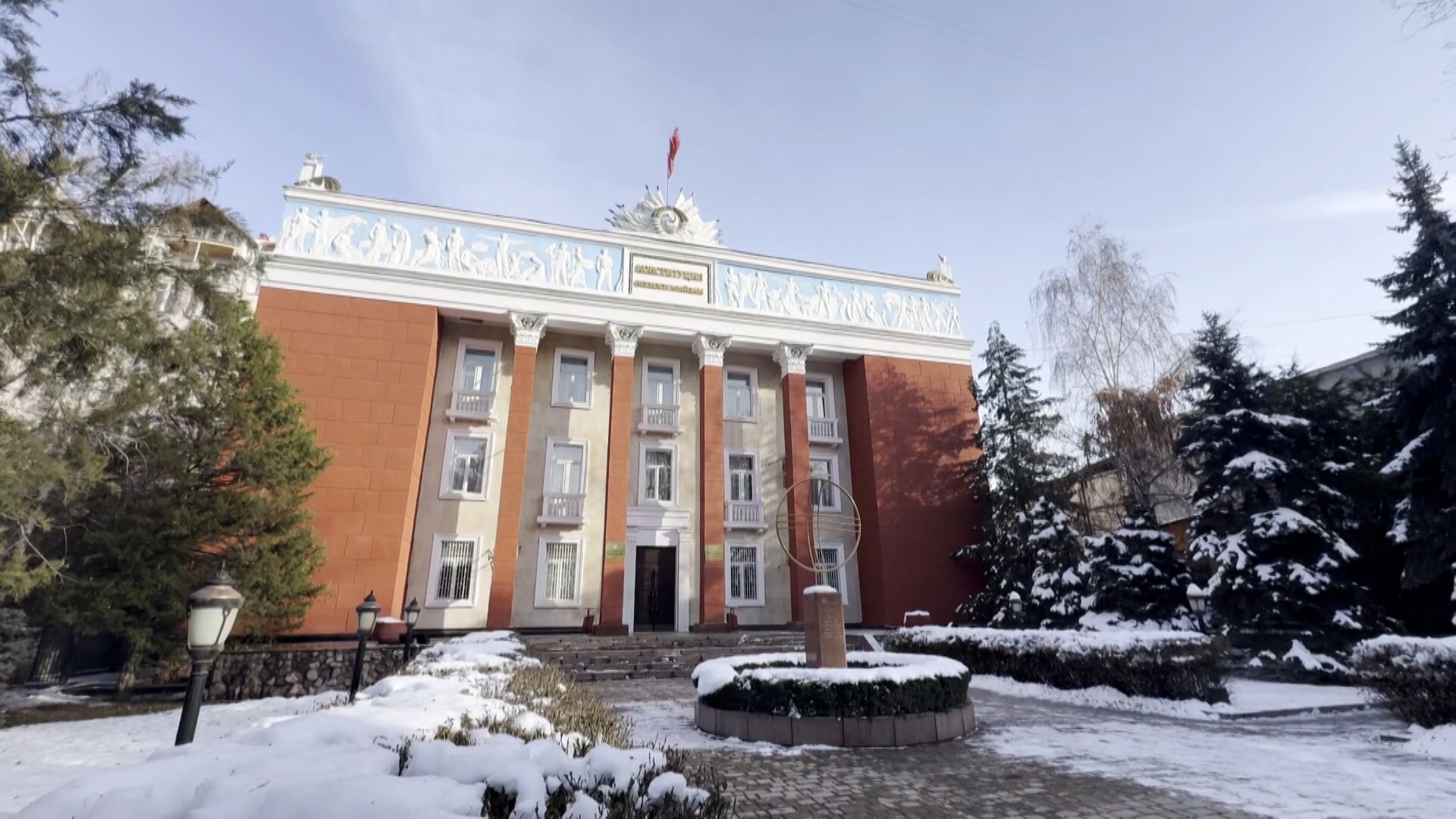 Президент ыйгарым укук мөөнөтү жана шайлоо тартибин чечмелөө боюнча Конституциялык сотко кайрылды