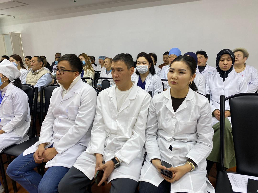 Таласка келген дарыгерлерге 40 миң сомго чейин кошумча төлөмдөр төлөнүүдө