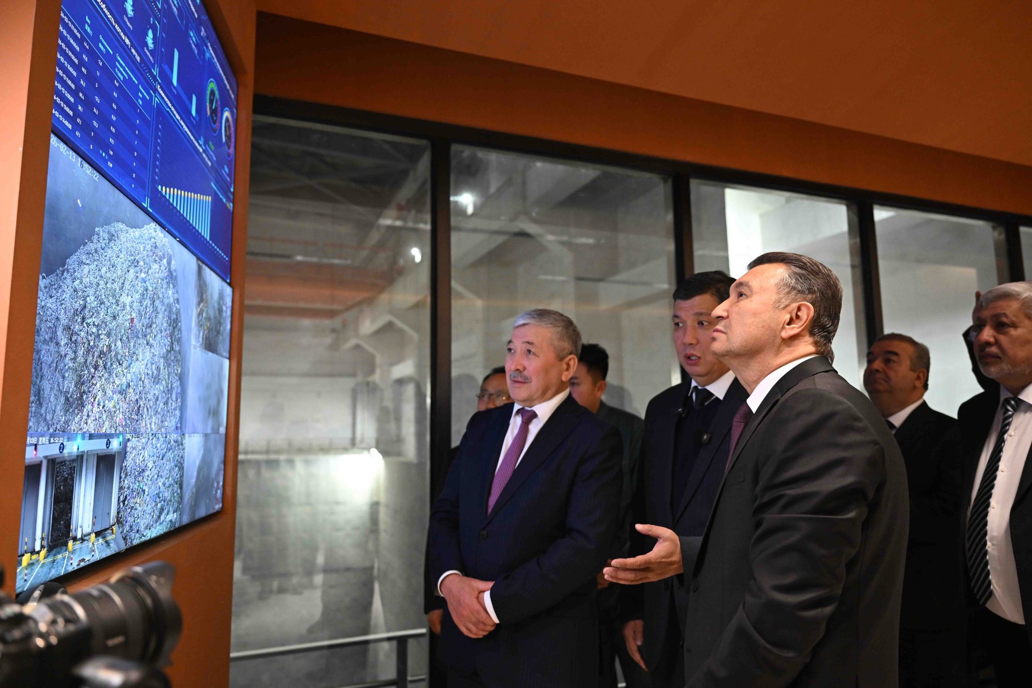 Адылбек Касымалиев жана Тажикстандын Премьер-министри Кохир Расулзода Бишкектеги экотехнологиялык заводго барышты