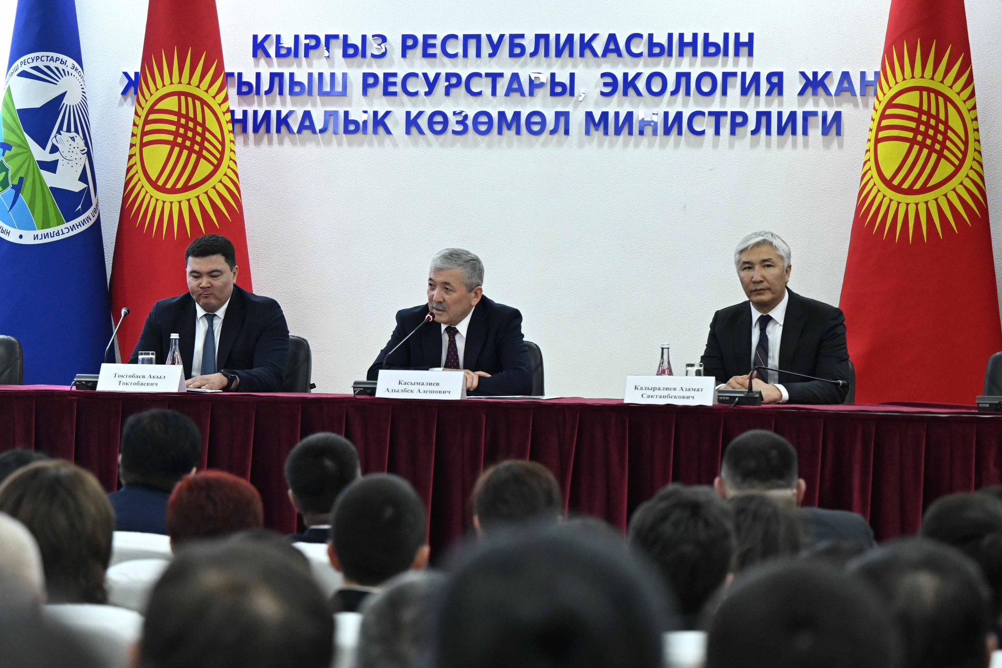 МинКаб башчысы Жаратылыш ресурстары, экология жана техникалык көзөмөл министрлигинин жамаатына министрдин милдетин аткаруучу Акыл Токтобаевди тааныштырды