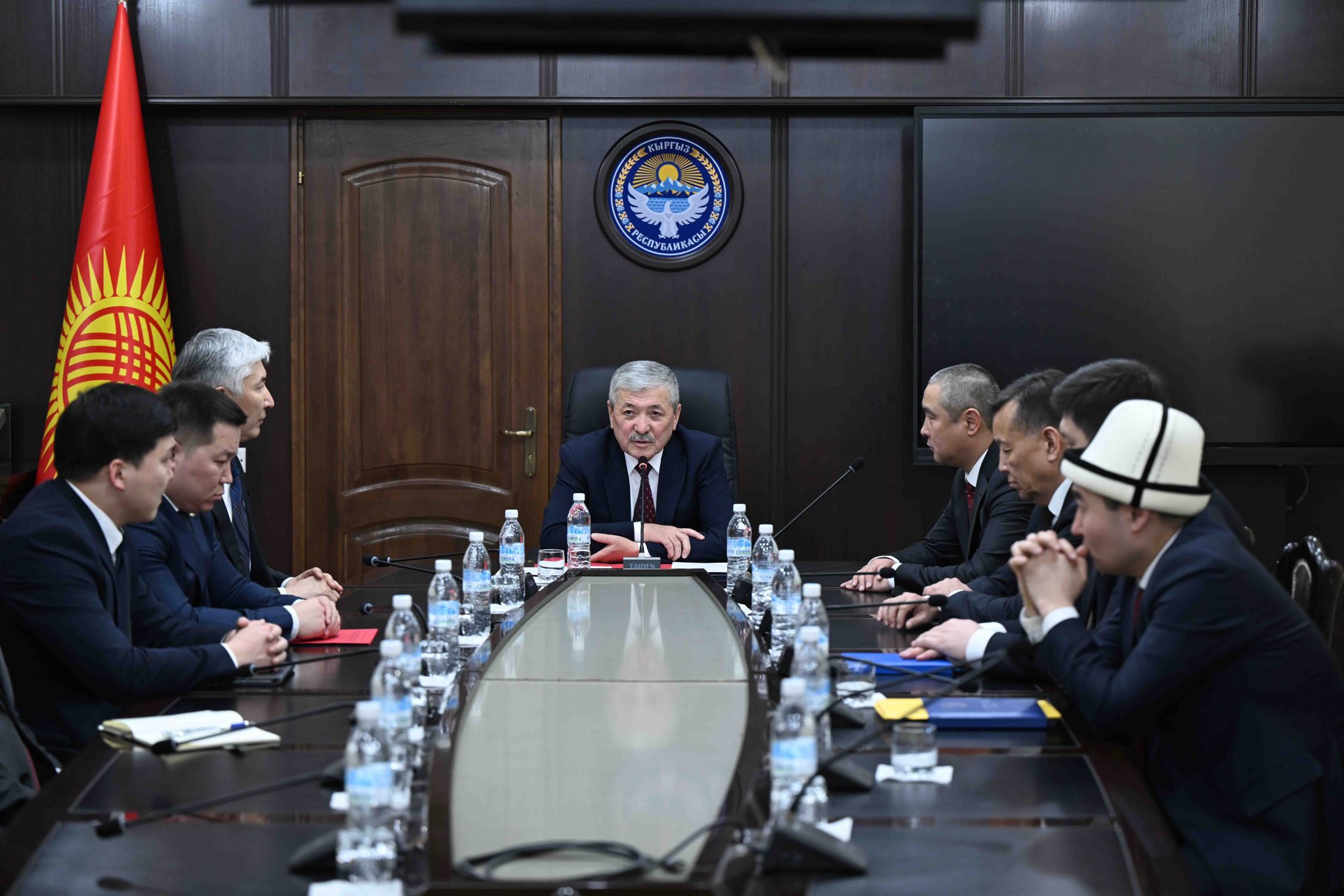 Адылбек Касымалиев Транспорт жана коммуникациялар министрлигинин жамаатына министрдин милдетин аткаруучу Талантбек Солтобаевди тааныштырды