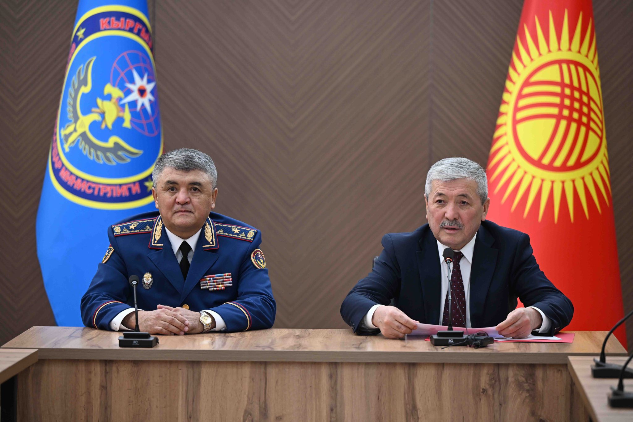 Адылбек Касымалиев ӨКМ жамаатына министрдин милдетин аткаруучу Урматбек Шамыркановду тааныштырды