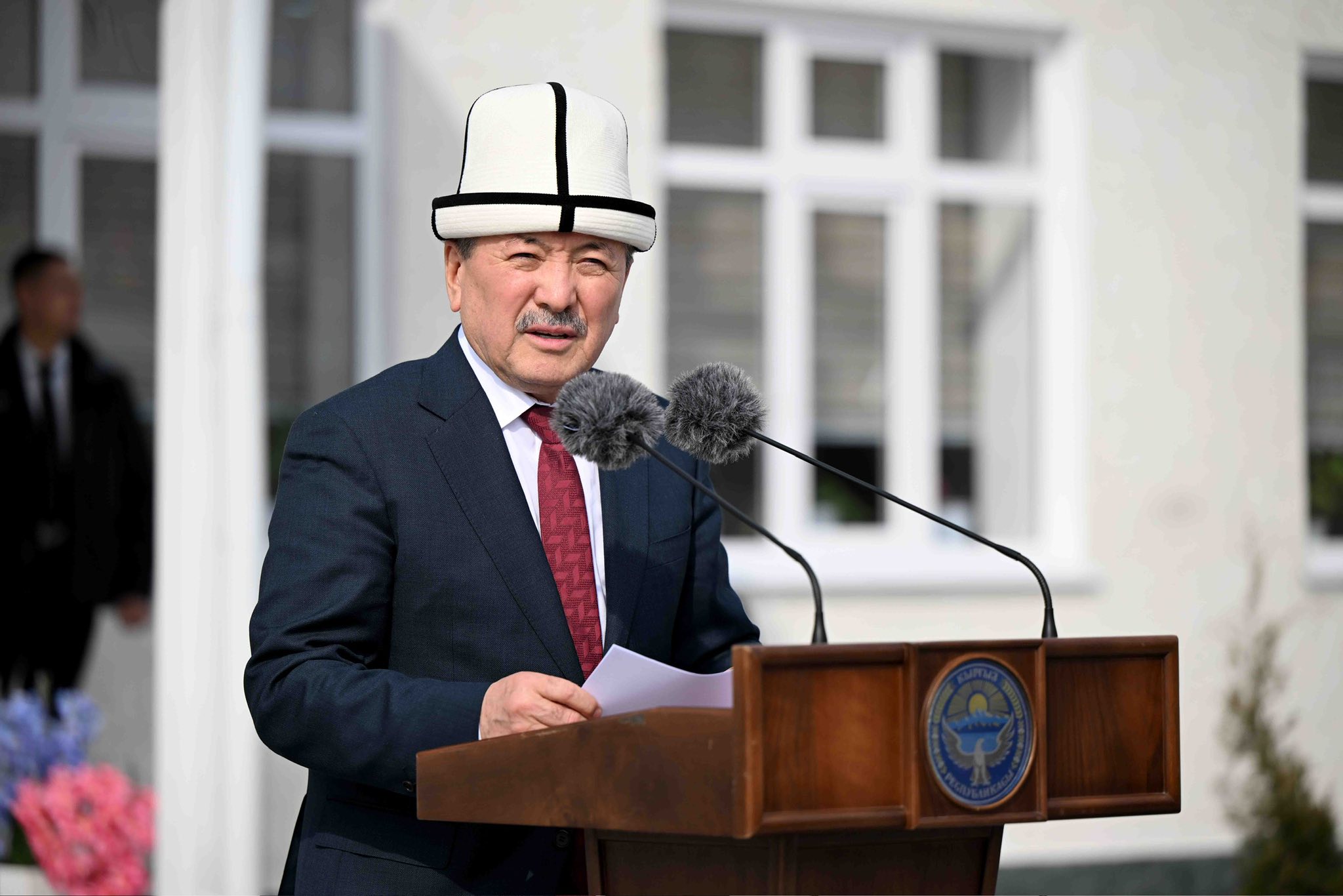 Адылбек Касымалиев Өзгөндөгү Жылалды орто мектебинин ачылышына катышты