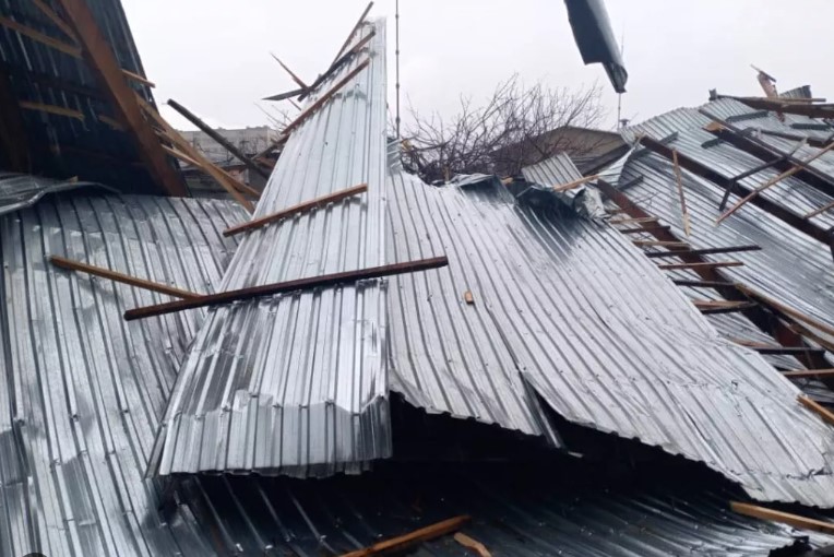 ӨКМ: Катуу шамалдан үйлөрдүн чатыры учуп, бак кулады.