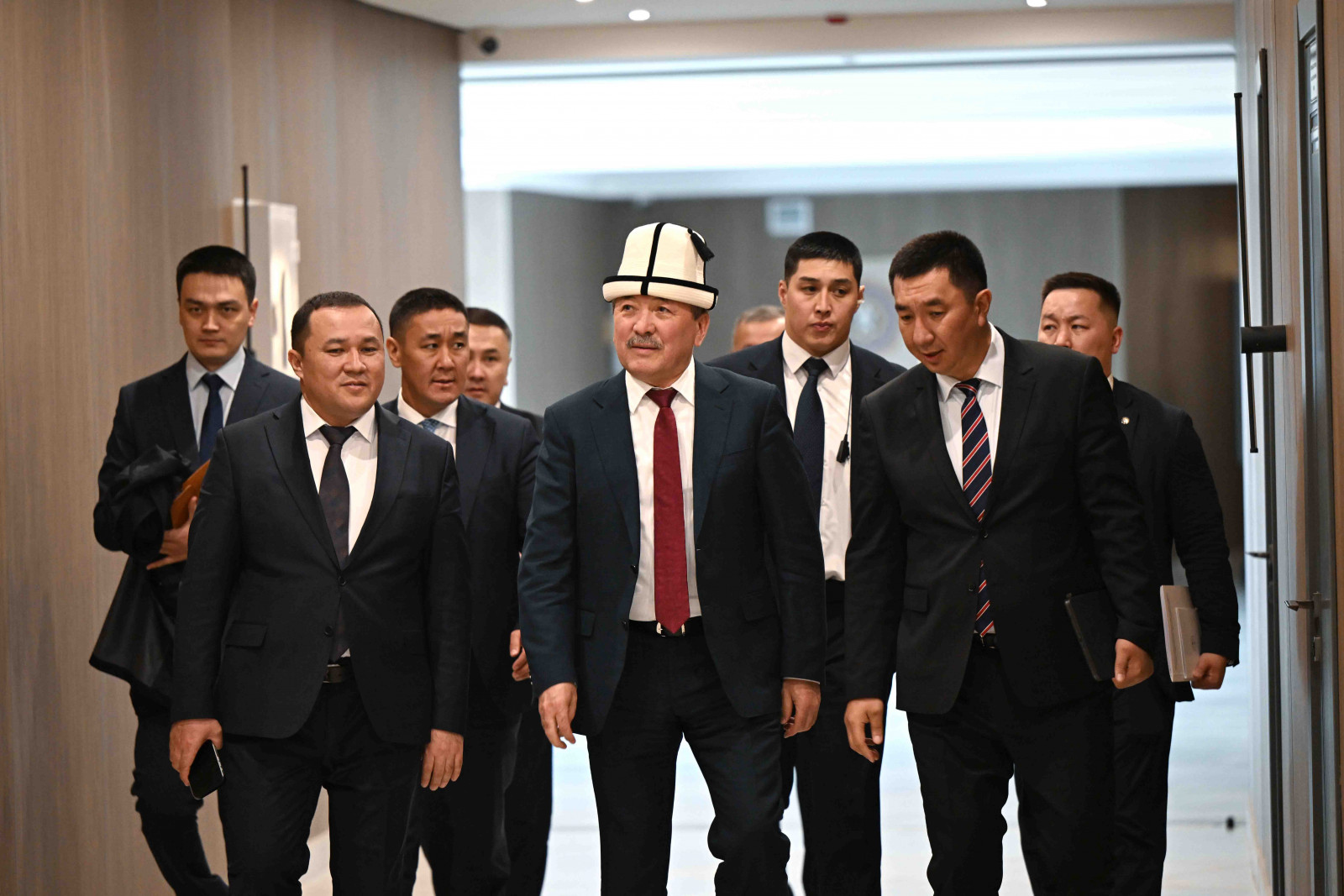 Адылбек Касымалиев Манас шаарынын мэриясынын борбордук аппаратына жаңы мэр Абдупата Маткаликовду тааныштырды