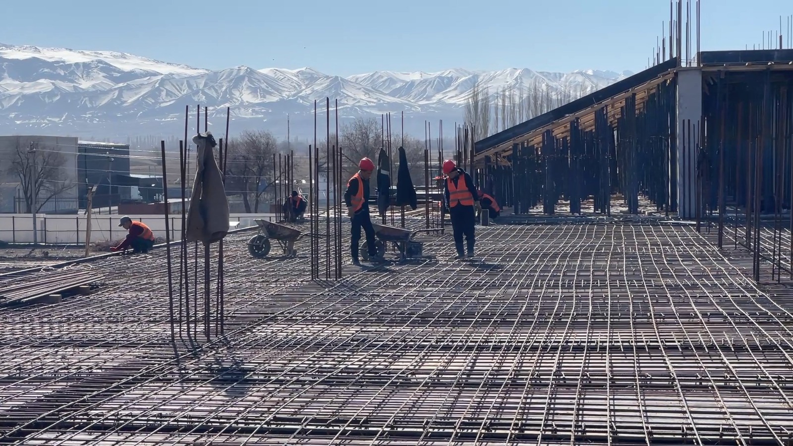 Таласта 5миң 300 орундуу стадион курулууда