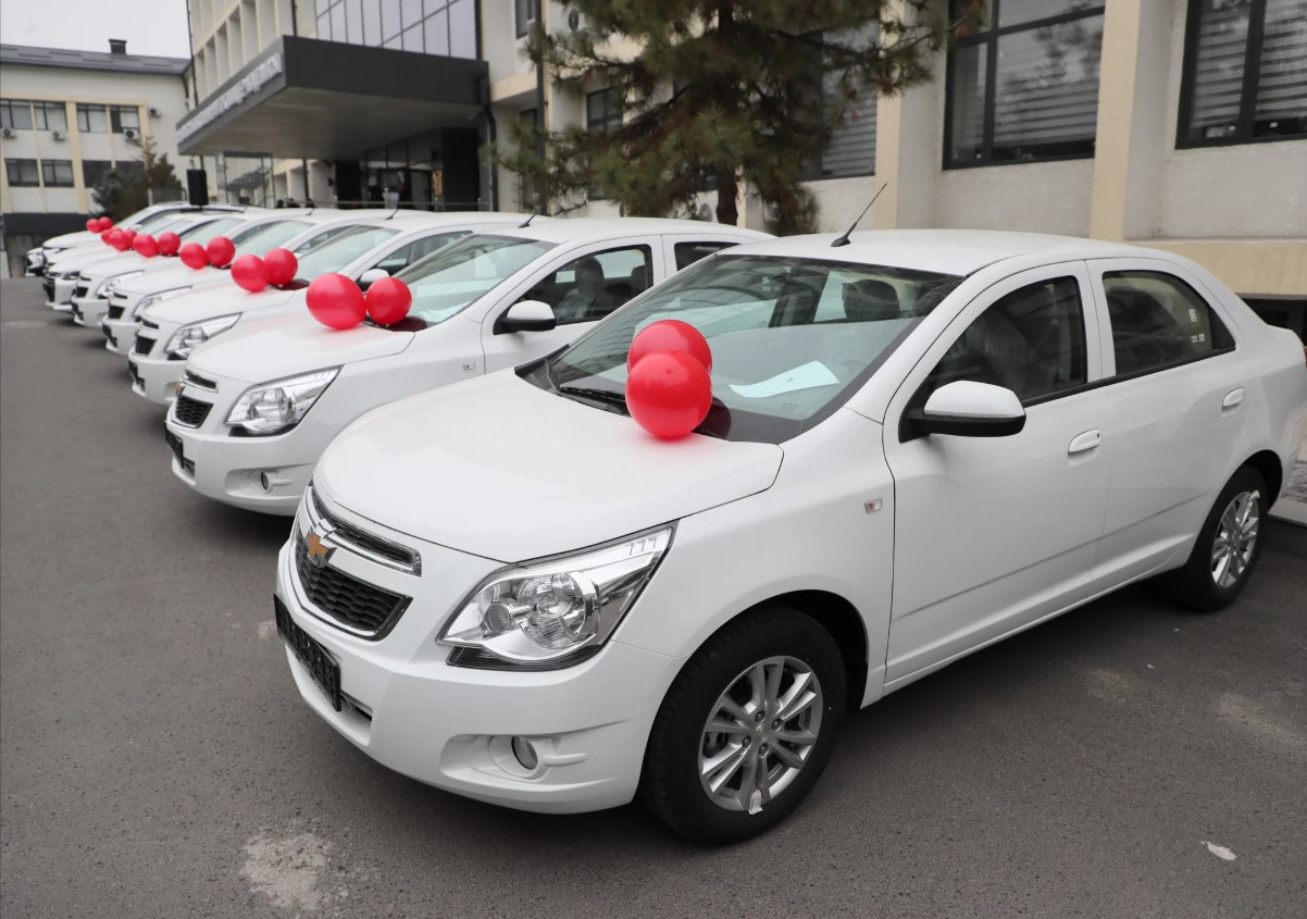 МинКаб башчысынын орун басары Эдил Байсалов УИАга унааларды тапшырды