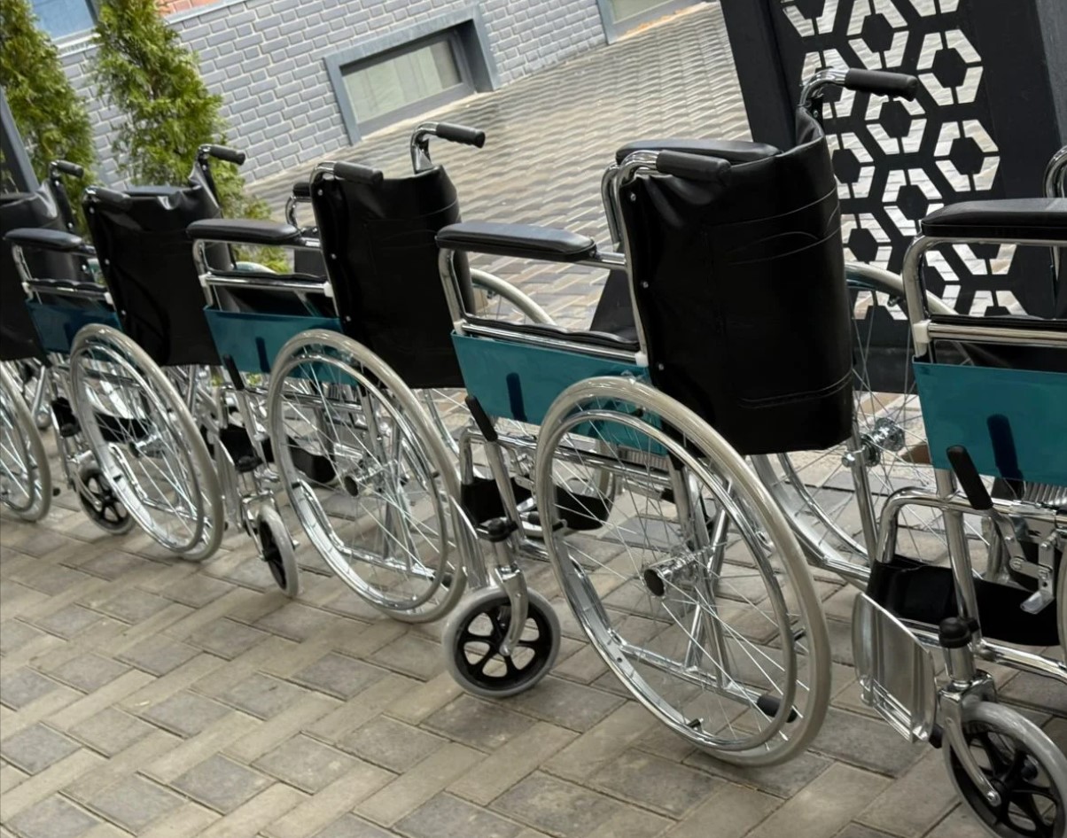 Муктаж жарандарга техникалык жана тиричилик каражаттары тапшырылды