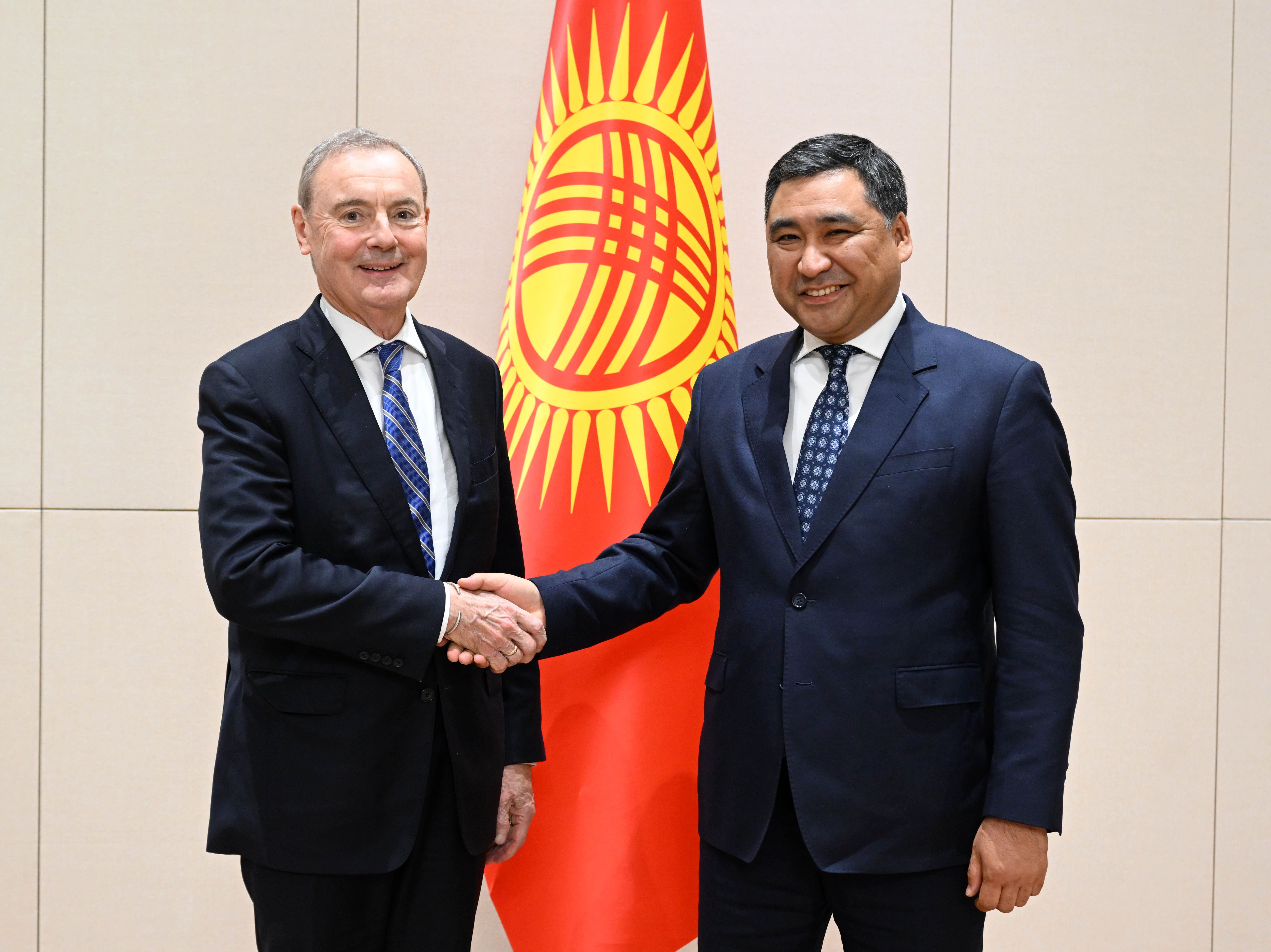 МинКаб Төрагасынын биринчи орун басары Данияр Амангельдиев менен ЕБнын атайын өкүлү Дэвид О’Салливан сүйлөшүүлөрдү жүргүздү