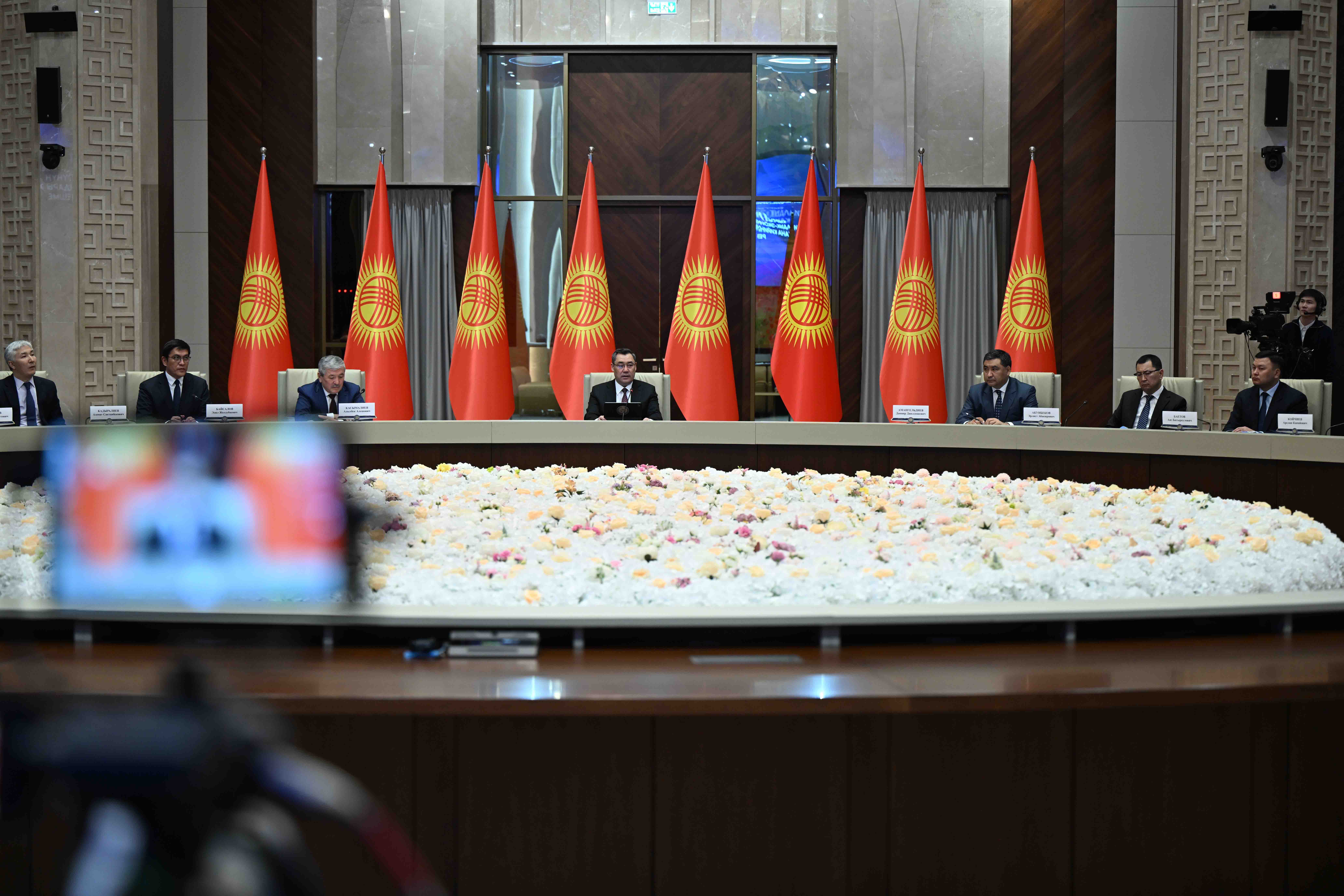 МинКаб башчысынын орун басары Эрлист Акунбеков республикалык кеңешмеде 2025-жылы реалдуу сектордун өнүгүүсү жөнүндө баяндама жасады