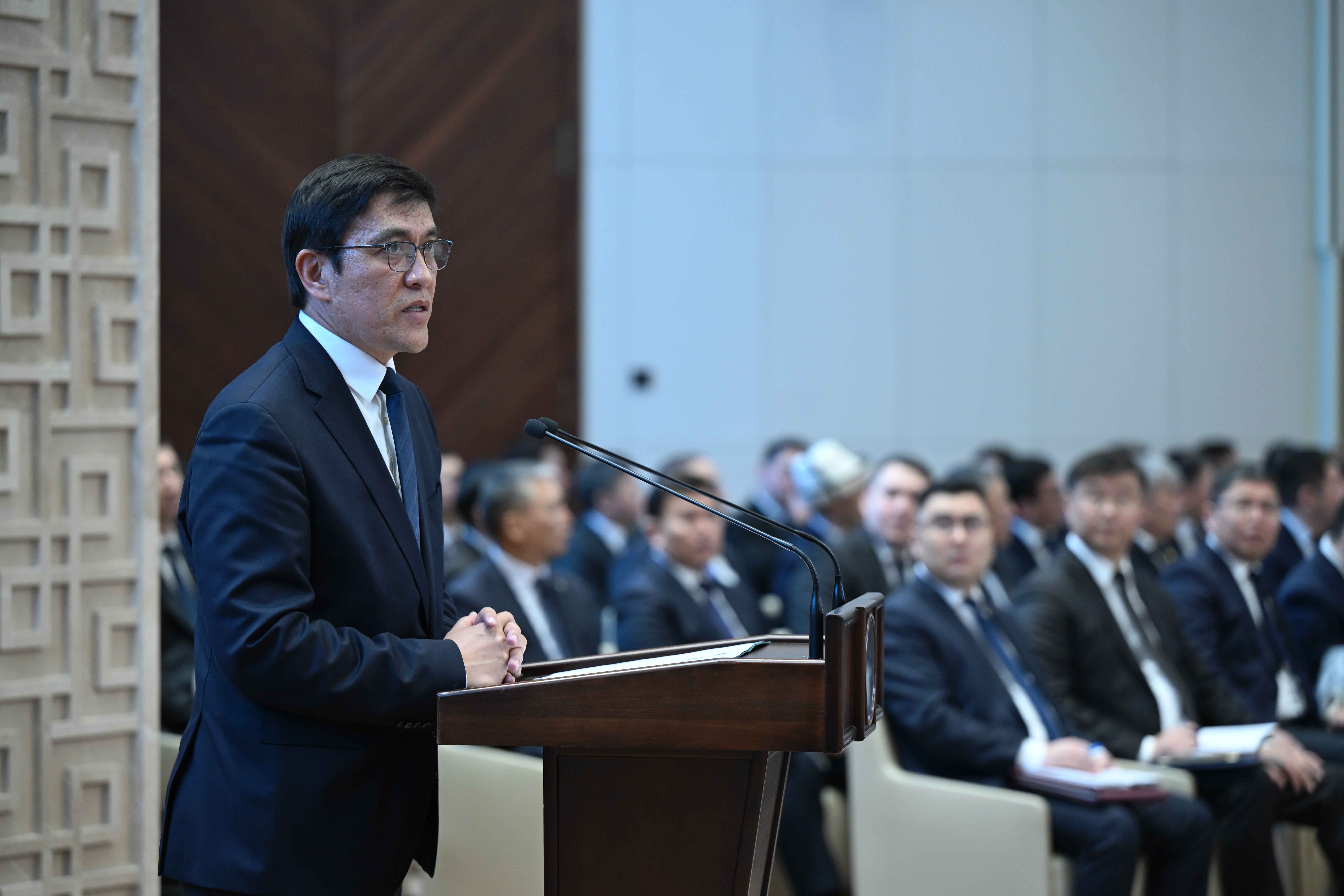 МинКаб башчысынын орун басары Эдил Байсалов Республикалык кеңешмеде социалдык тармак боюнча баяндама жасады