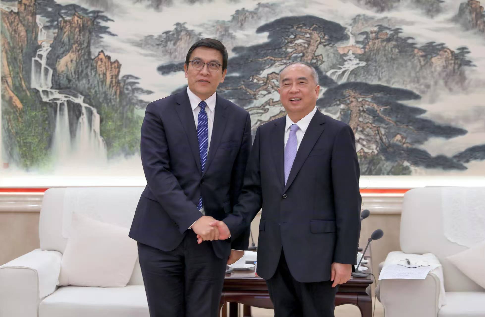 Министрлер Кабинетинин делегациясы Кытайдын Шаньдун провинциясында жаңы өнөр жай ишканаларын ачуу боюнча сүйлөшүүлөрдү жүргүзүүдө