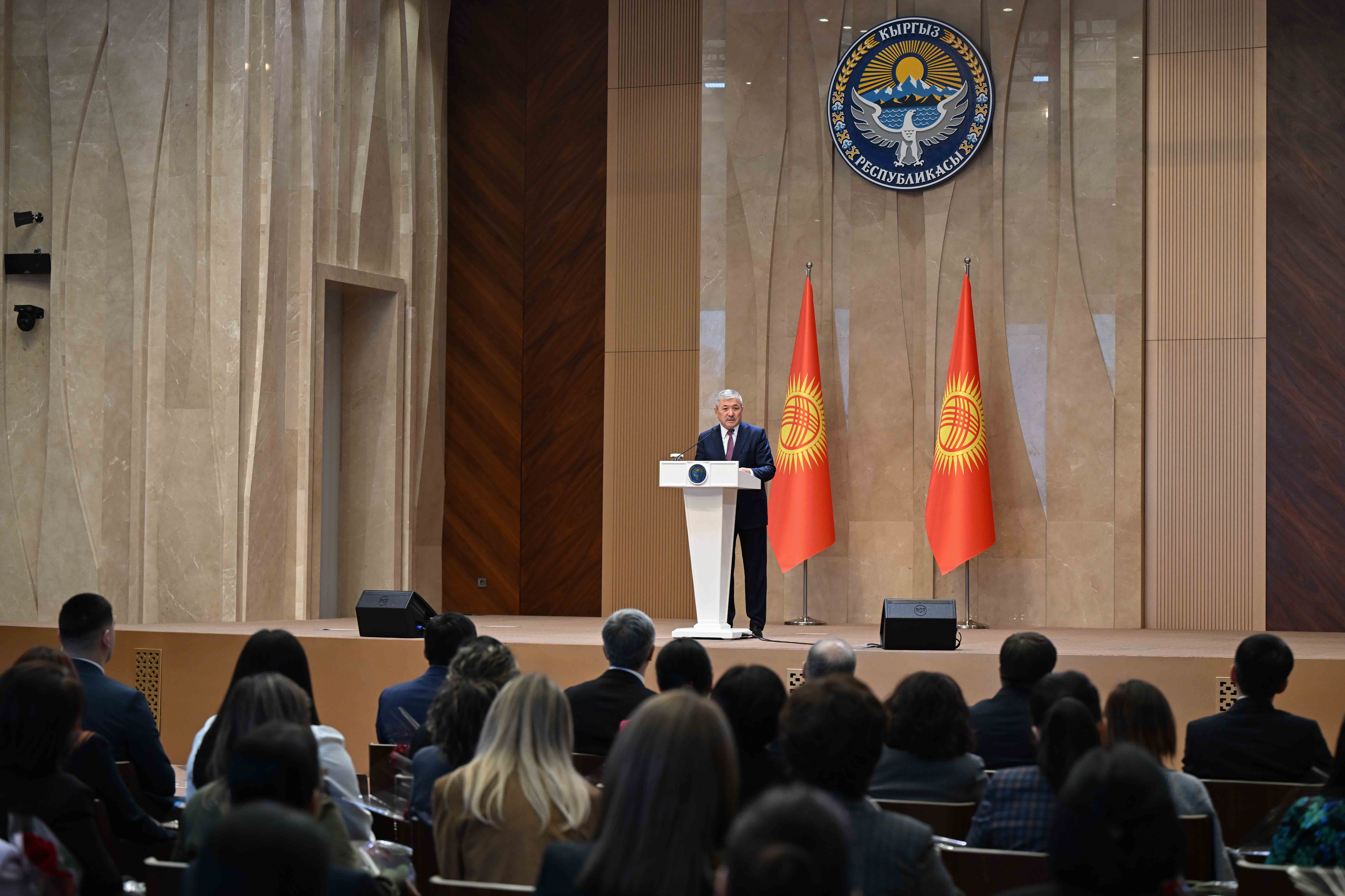 МинКаб башчысы Адылбек Касымалиев: Аялдар – коомдун кыймылдаткыч күчү жана мамлекеттик башкаруунун ишенимдүү таянычы 