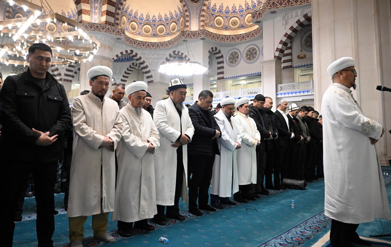 Президент борбордук мечитке келгендерге ооз ачар өткөрдү