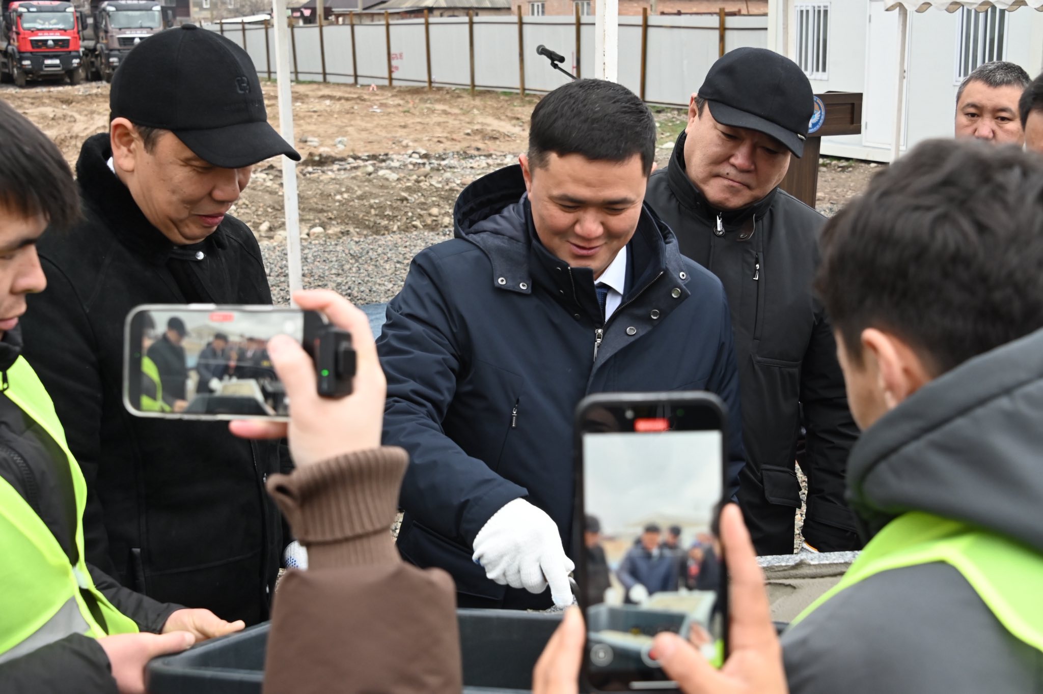 Министр Нурдан Орунтаев жаңы мектептин курулушуна мезгил кутучасын салды