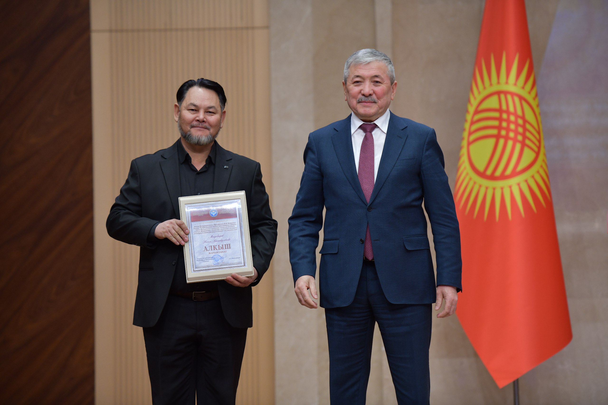 Адылбек Касымалиев өз ишинде натыйжа көрсөткөндөргө Министрлер Кабинетинин сыйлыктарын тапшырды