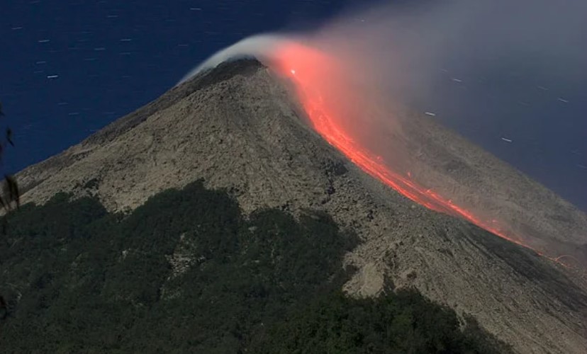 Индонезияда Марапи вулканы атылып, күл 4,5 миң метрге чейин көтөрүлдү