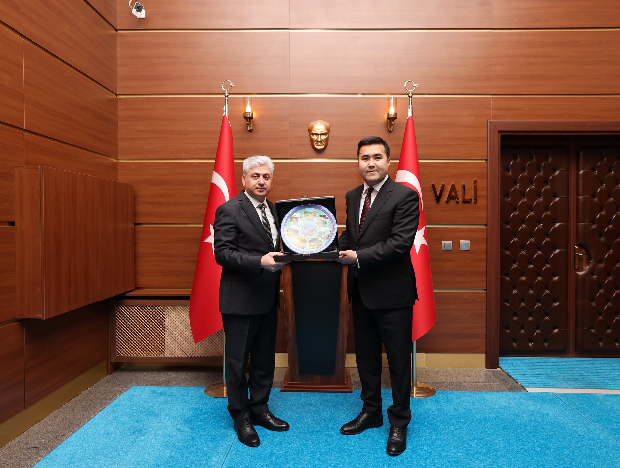 КРнын Стамбулдагы Башкы консулу Чыңгыз Токтобеков Сакарья провинциясынын губернатору Рахми Доган менен жолугушту