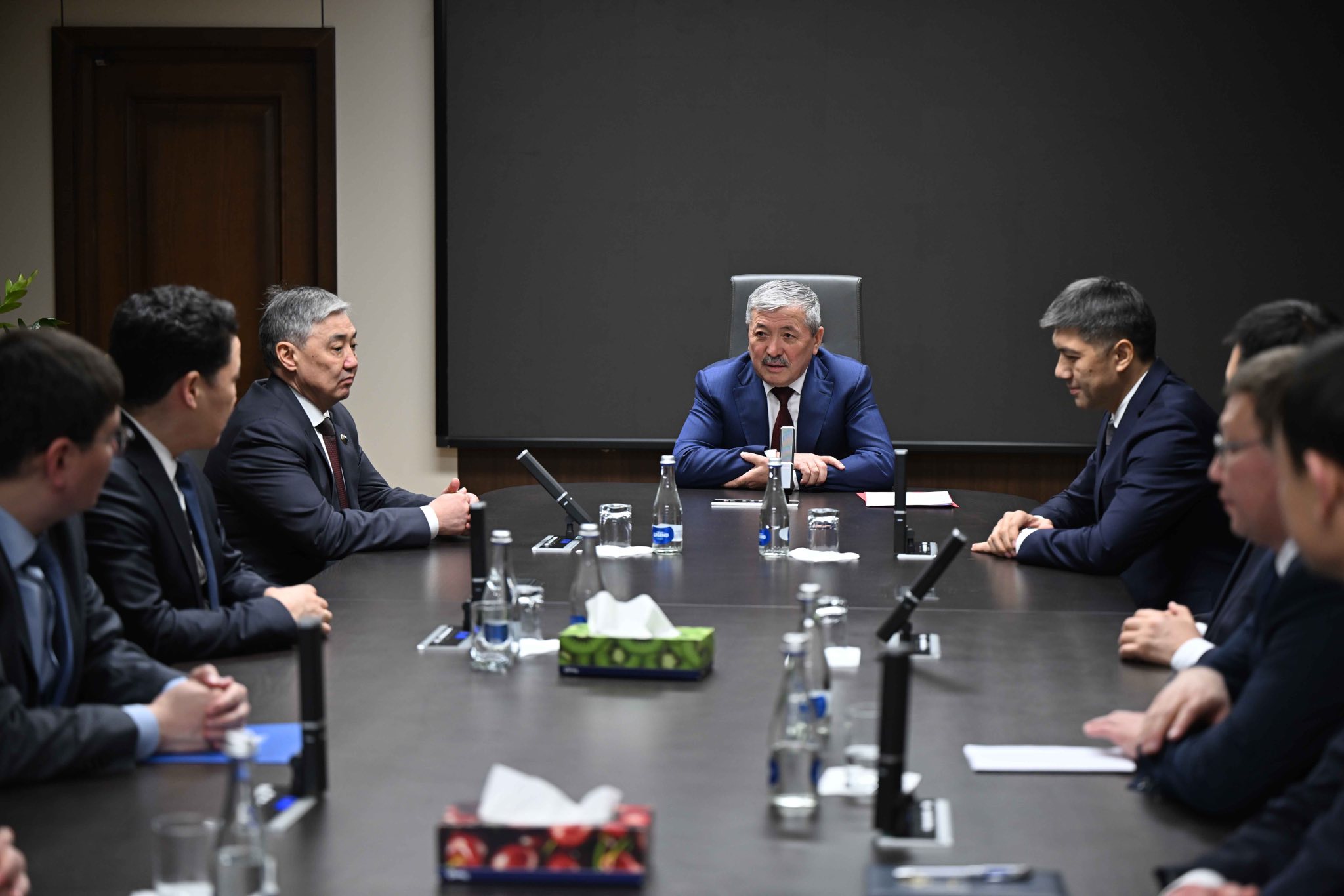 Улуттук банктын жаңы төрагасы Алмаз Бакетаевди борбордук аппаратка тааныштырылды