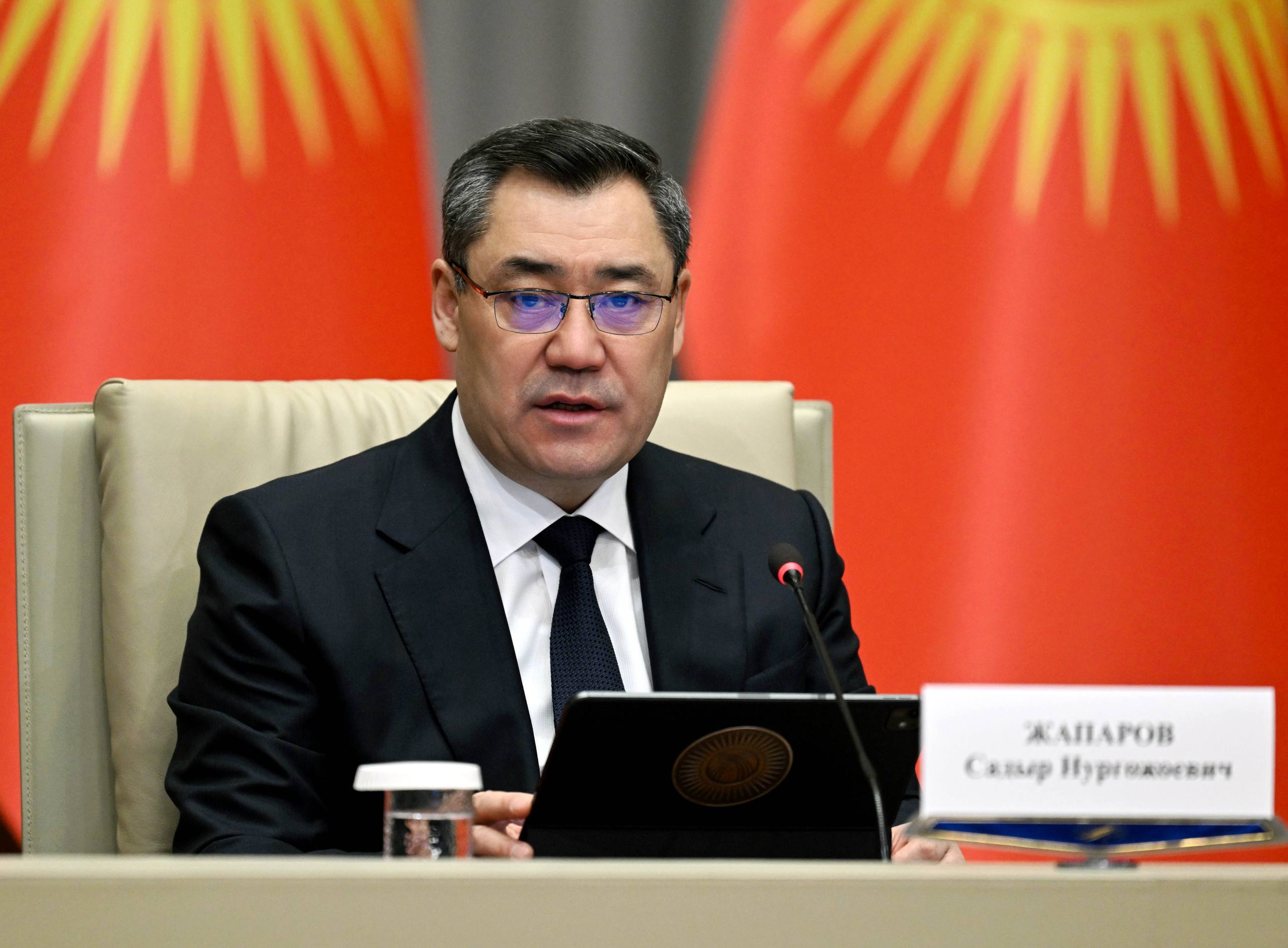 Президент Садыр Жапаров Коопсуздук кеңешинин мүчөлөрү менен жумушчу кеңешме өткөрдү