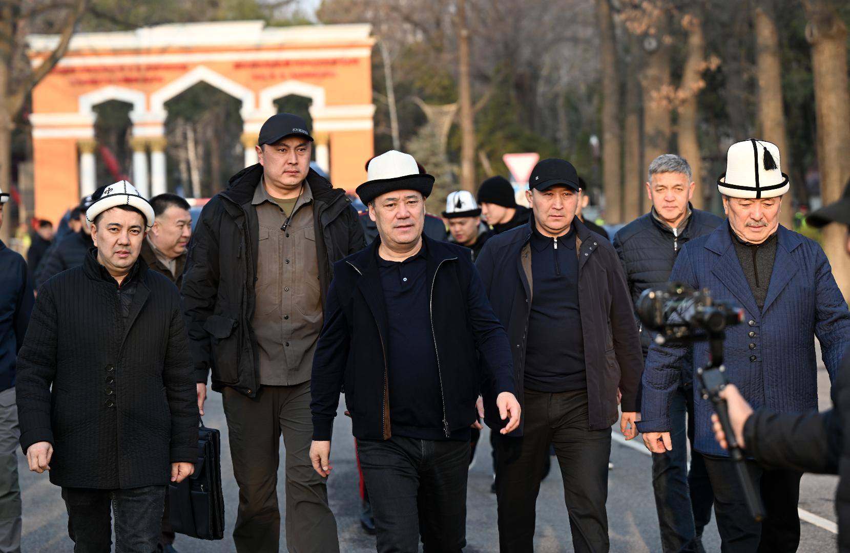 Төрага Марлен Маматалиев Турдакун Усубалиев атындагы аянтта уюштурулган Орозо айт намазына катышты